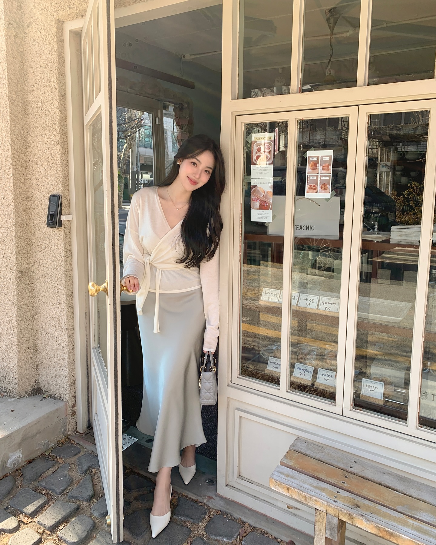 Chân váy đơn giản đến mấy cũng thành long lanh, sang chảnh nếu chị em diện theo 4 cách- Ảnh 1. Chân váy đơn giản đến mấy cũng thành long lanh, sang chảnh nếu chị em diện theo 4 cách- Ảnh 1.