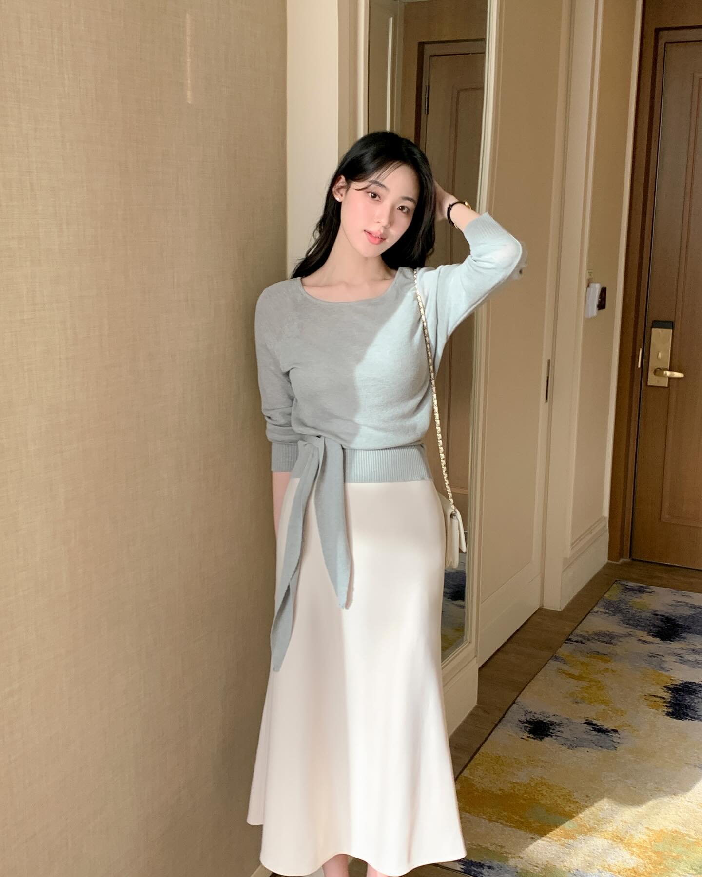 Chân váy đơn giản đến mấy cũng thành long lanh, sang chảnh nếu chị em diện theo 4 cách- Ảnh 5. Chân váy đơn giản đến mấy cũng thành long lanh, sang chảnh nếu chị em diện theo 4 cách- Ảnh 5.