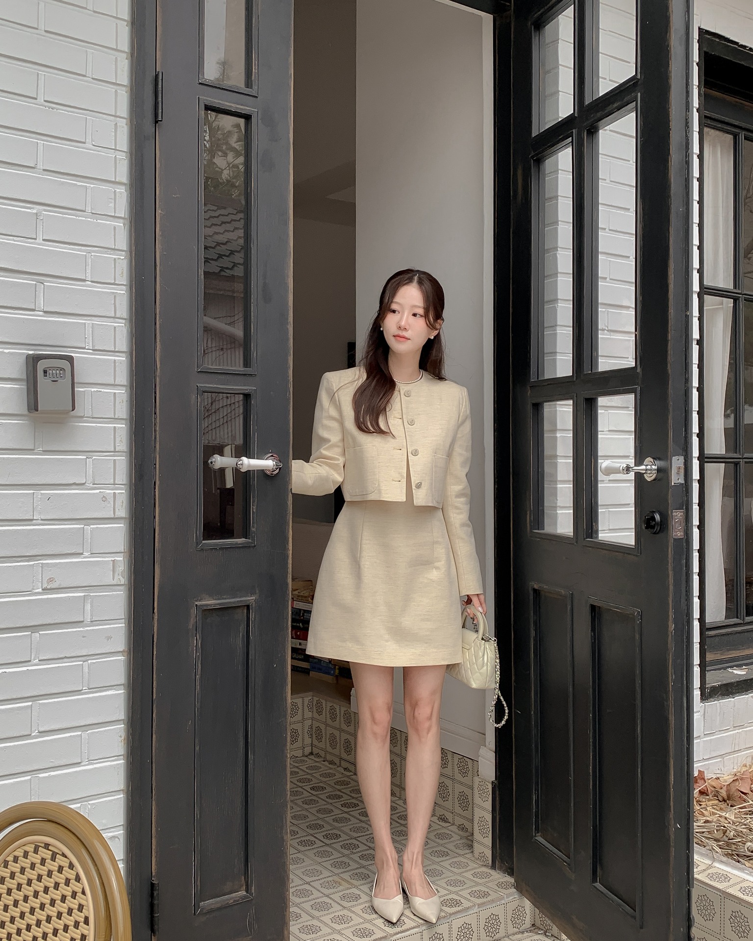 Chân váy đơn giản đến mấy cũng thành long lanh, sang chảnh nếu chị em diện theo 4 cách- Ảnh 8. Chân váy đơn giản đến mấy cũng thành long lanh, sang chảnh nếu chị em diện theo 4 cách- Ảnh 8.