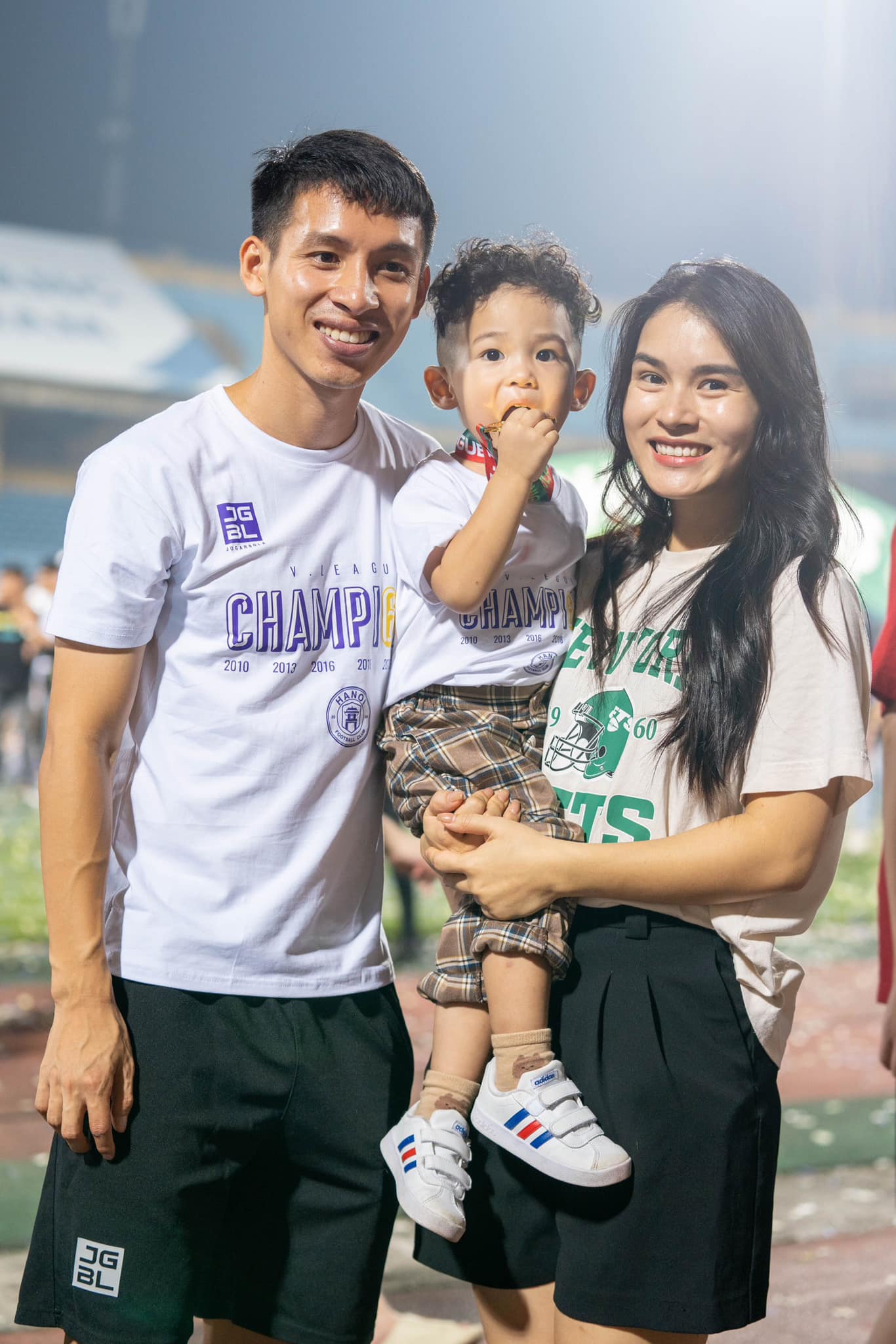 "Vu&yacute;p" nhất đ&ecirc;m Giao thừa: Tuyển thủ Việt Nam khoe biệt thự chục tỷ mới tậu, qu&agrave; tết l&agrave; con g&aacute;i mới ch&agrave;o đời- Ảnh 5.