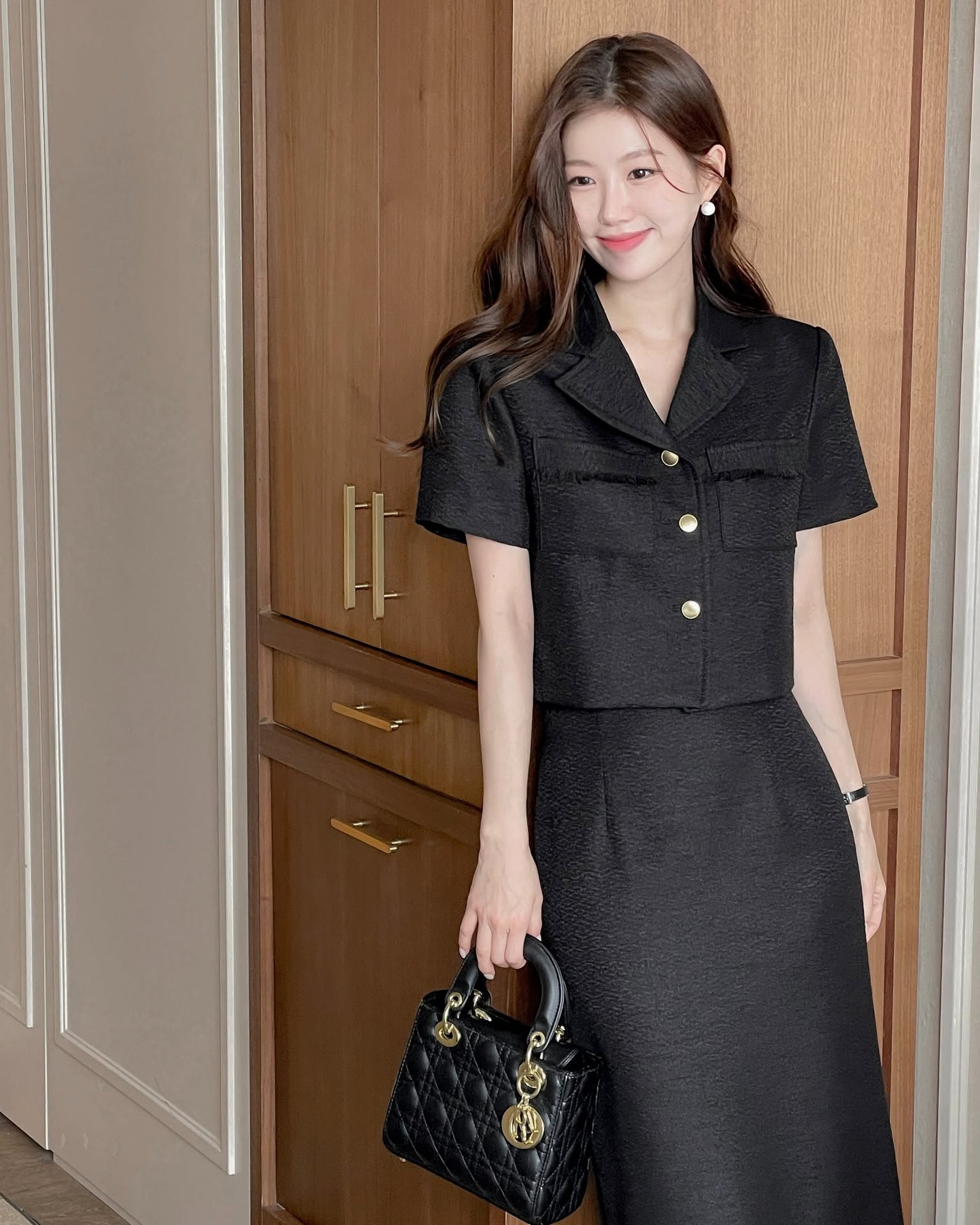 Chân váy đơn giản đến mấy cũng thành long lanh, sang chảnh nếu chị em diện theo 4 cách- Ảnh 7. Chân váy đơn giản đến mấy cũng thành long lanh, sang chảnh nếu chị em diện theo 4 cách- Ảnh 7.