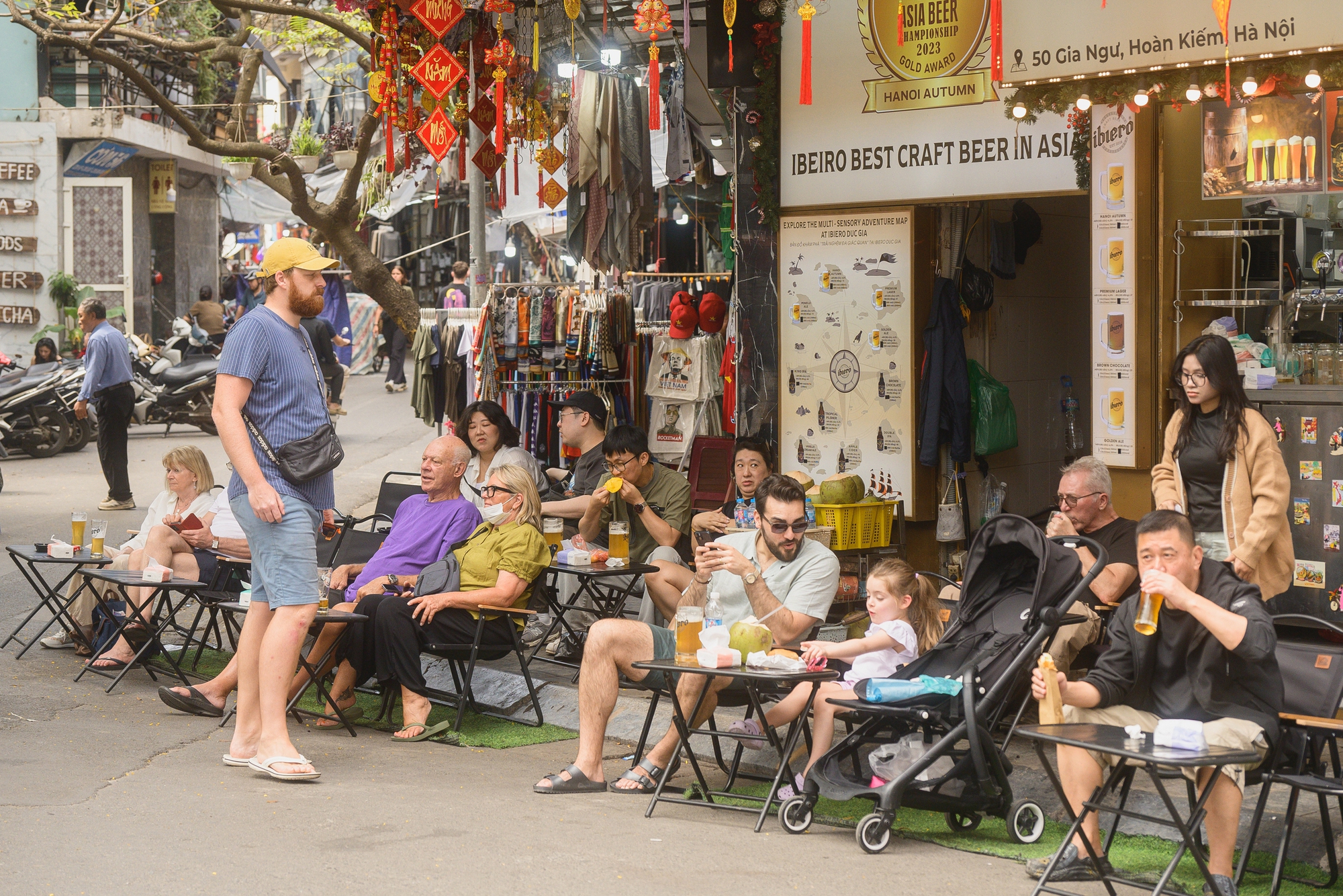 H&agrave; Nội chiều 29 Tết nhẹ t&ecirc;nh, d&acirc;n t&igrave;nh tranh thủ đi c&agrave; ph&ecirc; trong khung cảnh hiếm thấy- Ảnh 5.