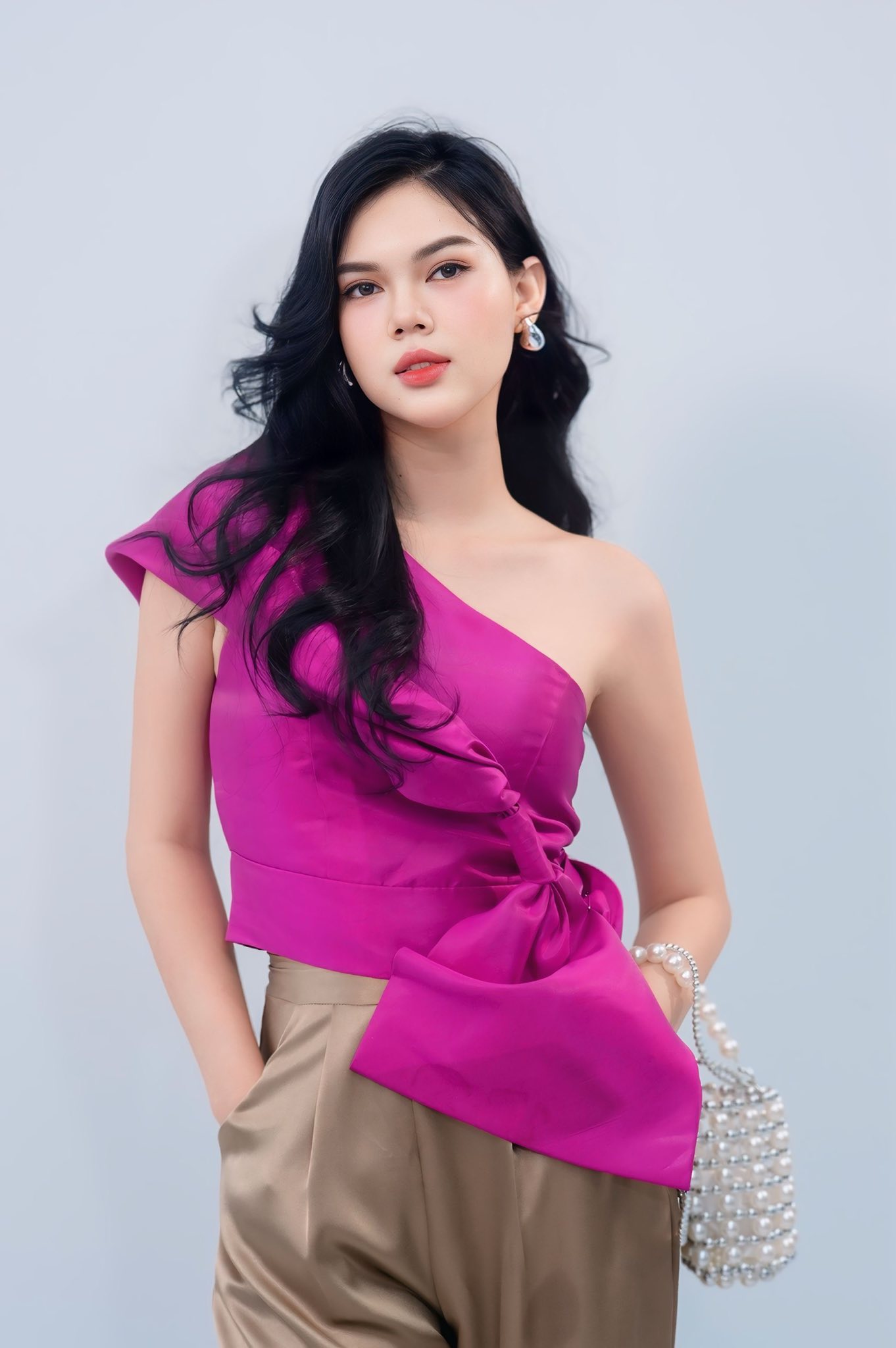 Diễn viên Ngọc Trinh nghẹn lòng đưa tiễn bố về nơi an nghỉ cuối cùng- Ảnh 4. Diễn viên Ngọc Trinh nghẹn lòng đưa tiễn bố về nơi an nghỉ cuối cùng- Ảnh 4.