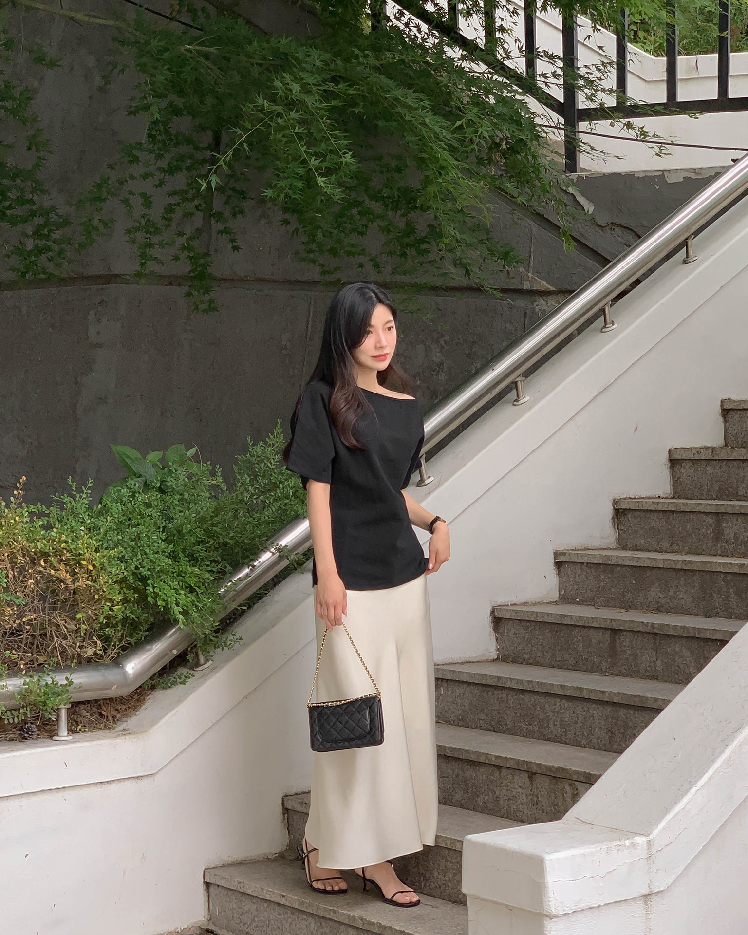 Chân váy đơn giản đến mấy cũng thành long lanh, sang chảnh nếu chị em diện theo 4 cách- Ảnh 2. Chân váy đơn giản đến mấy cũng thành long lanh, sang chảnh nếu chị em diện theo 4 cách- Ảnh 2.