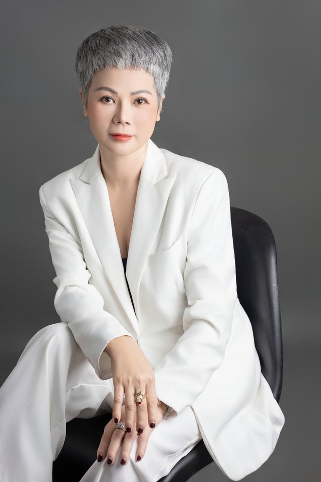 54 tuổi quyết định dừng nhuộm t&oacute;c, chị Hương nhận ra một điều phụ nữ trẻ chưa hiểu- Ảnh 3.