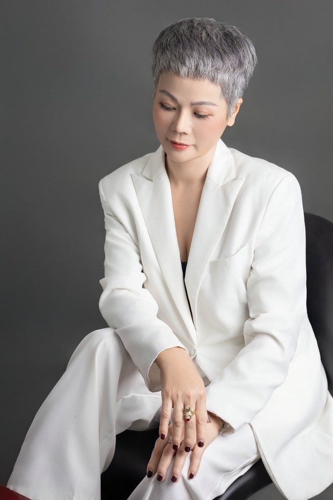 54 tuổi quyết định dừng nhuộm t&oacute;c, chị Hương nhận ra một điều phụ nữ trẻ chưa hiểu- Ảnh 2.