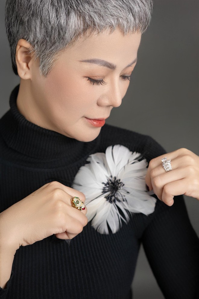 54 tuổi quyết định dừng nhuộm t&oacute;c, chị Hương nhận ra một điều phụ nữ trẻ chưa hiểu- Ảnh 7.