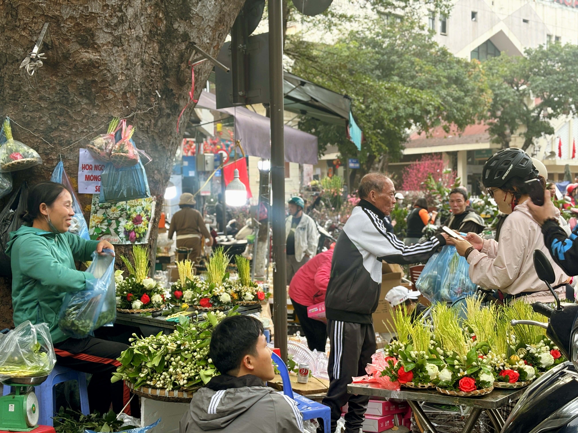 29 Tết: Không phải Hàng Bè, đây mới là nên cần đến nếu muốn tìm kiếm những nét truyền thống của Tết xưa- Ảnh 18. 29 Tết: Không phải Hàng Bè, đây mới là nên cần đến nếu muốn tìm kiếm những nét truyền thống của Tết xưa- Ảnh 18.