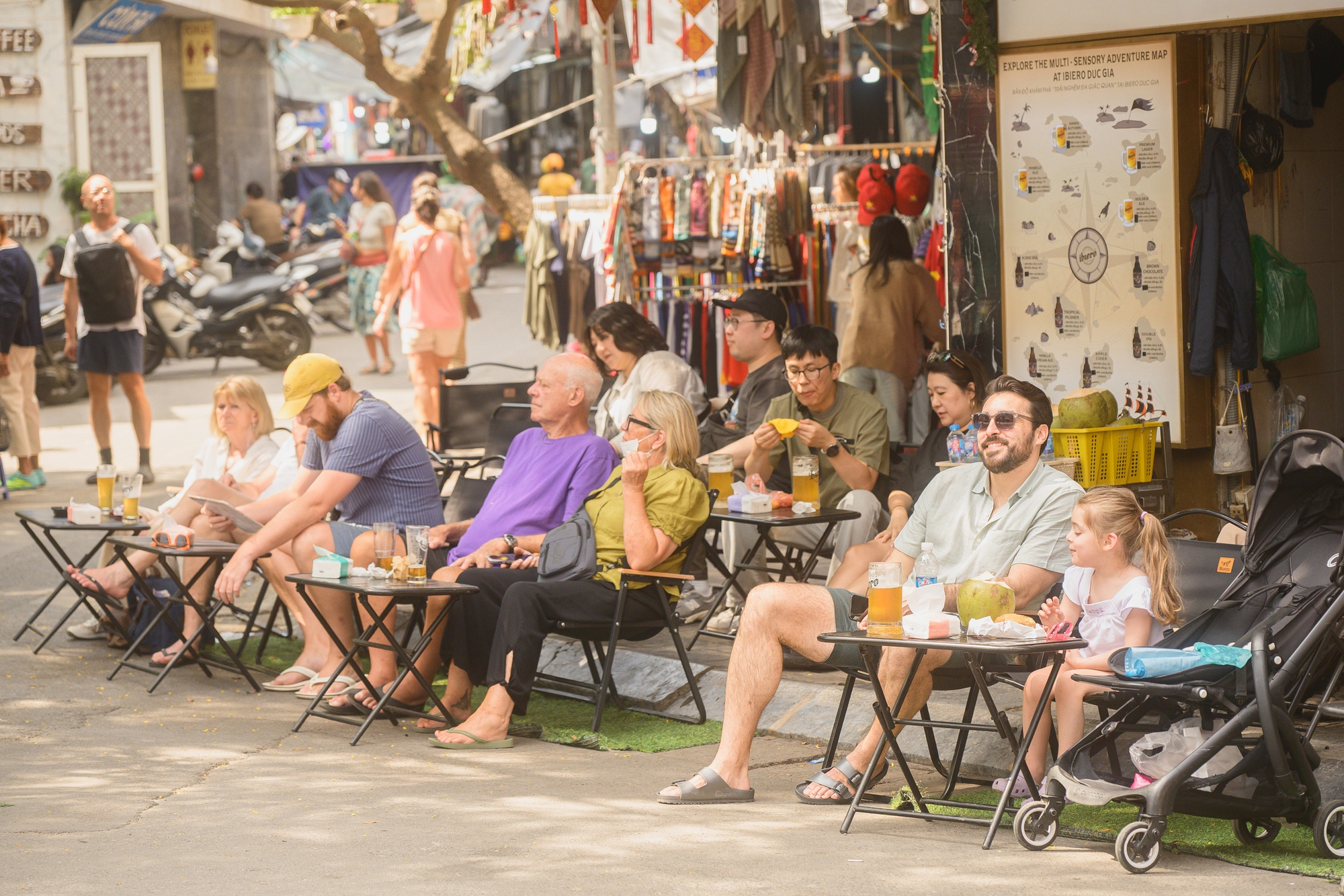 H&agrave; Nội chiều 29 Tết nhẹ t&ecirc;nh, d&acirc;n t&igrave;nh tranh thủ đi c&agrave; ph&ecirc; trong khung cảnh hiếm thấy- Ảnh 6.