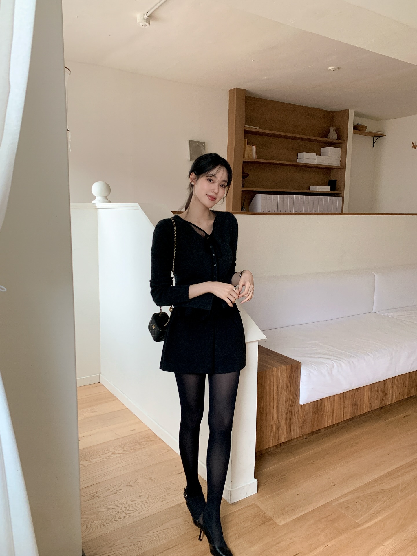 Chân váy đơn giản đến mấy cũng thành long lanh, sang chảnh nếu chị em diện theo 4 cách- Ảnh 4. Chân váy đơn giản đến mấy cũng thành long lanh, sang chảnh nếu chị em diện theo 4 cách- Ảnh 4.