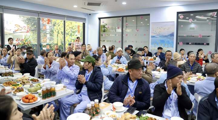 Tết ở viện, bệnh nh&acirc;n ung thư rưng rưng khi b&aacute;c sĩ cắm c&agrave;nh đ&agrave;o nhỏ- Ảnh 2.