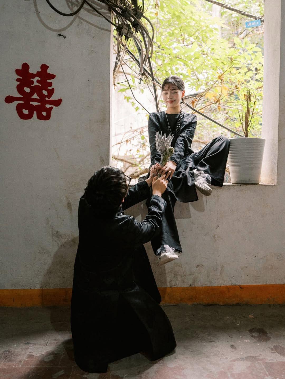 Rapper Vbiz tung trọn bộ ảnh đ&aacute;m hỏi độc lạ b&ecirc;n bạn g&aacute;i quản l&yacute;- Ảnh 6.