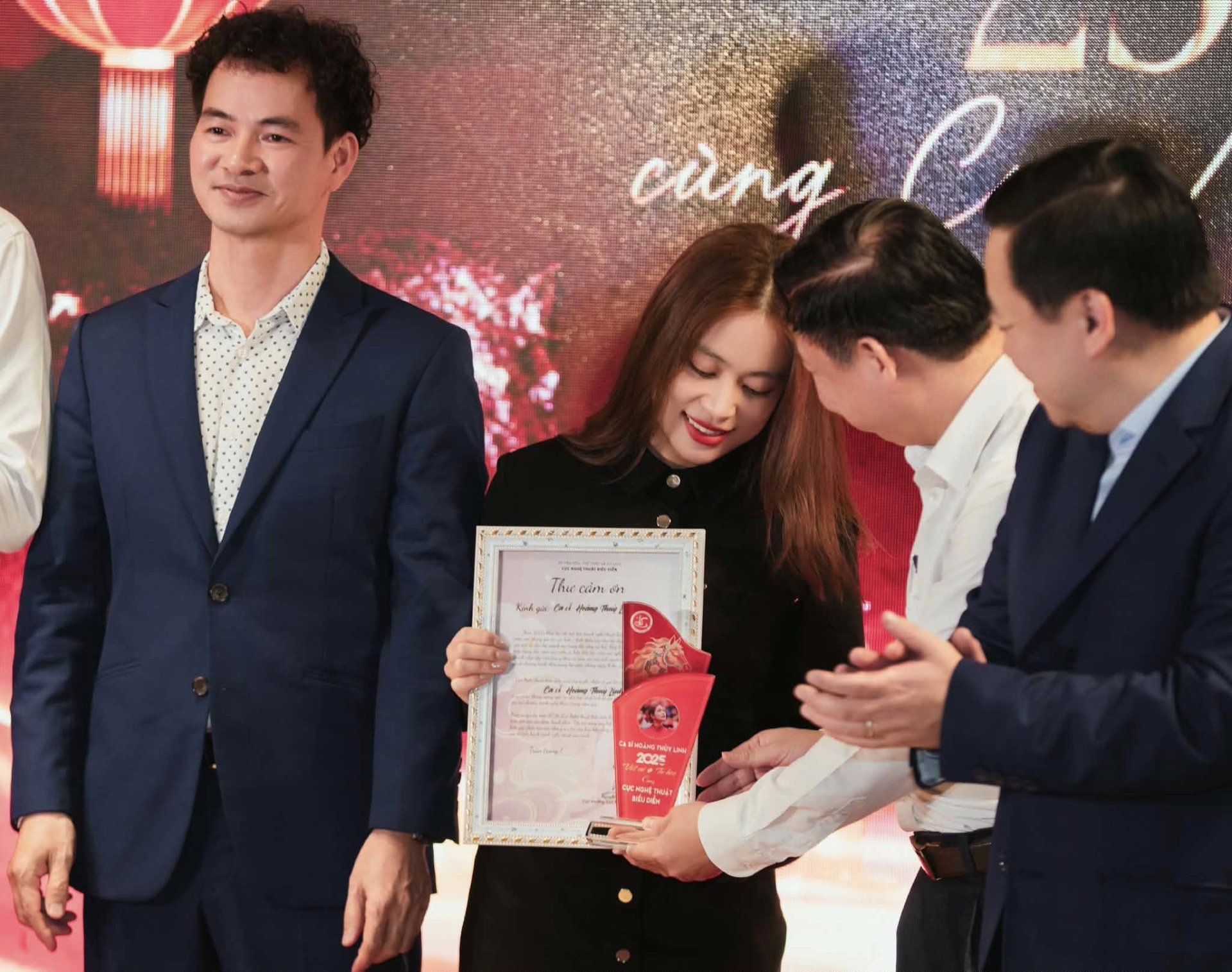 Nữ ca sĩ được Cục Nghệ thuật Biểu diễn cảm ơn: Ra 2 album định h&igrave;nh nhạc Việt, tham gia loạt sự kiện cấp quốc gia- Ảnh 10.