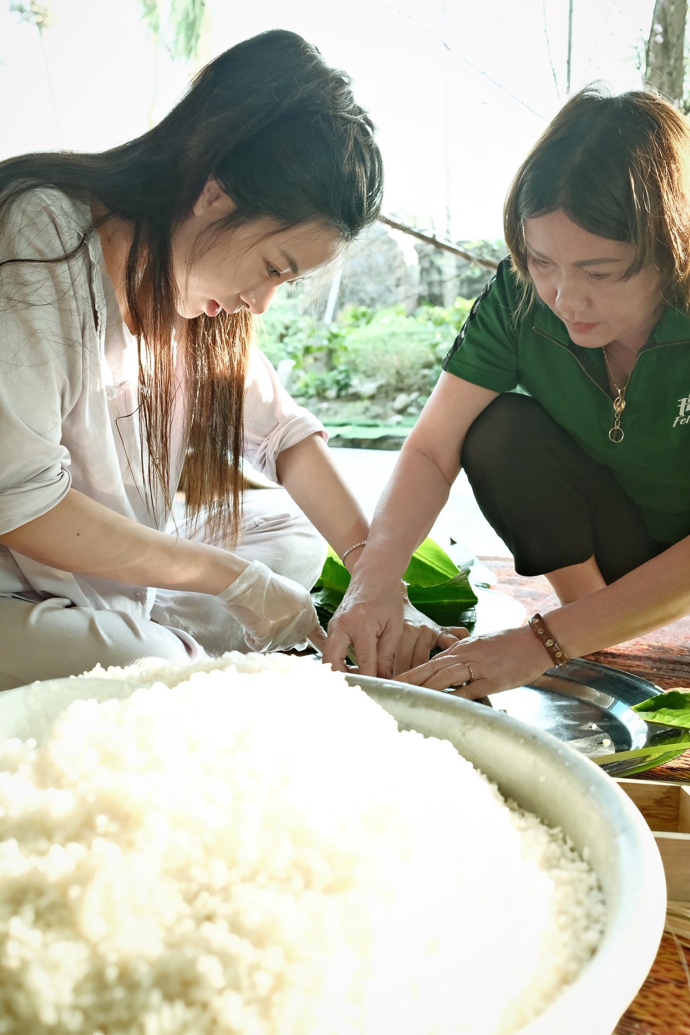 V&otilde; Nhật Linh đảm đang g&oacute;i b&aacute;nh chưng, gửi trọn y&ecirc;u thương cho Phan Văn Đức khi phải thi đấu xa nh&agrave; ng&agrave;y Tết- Ảnh 4.