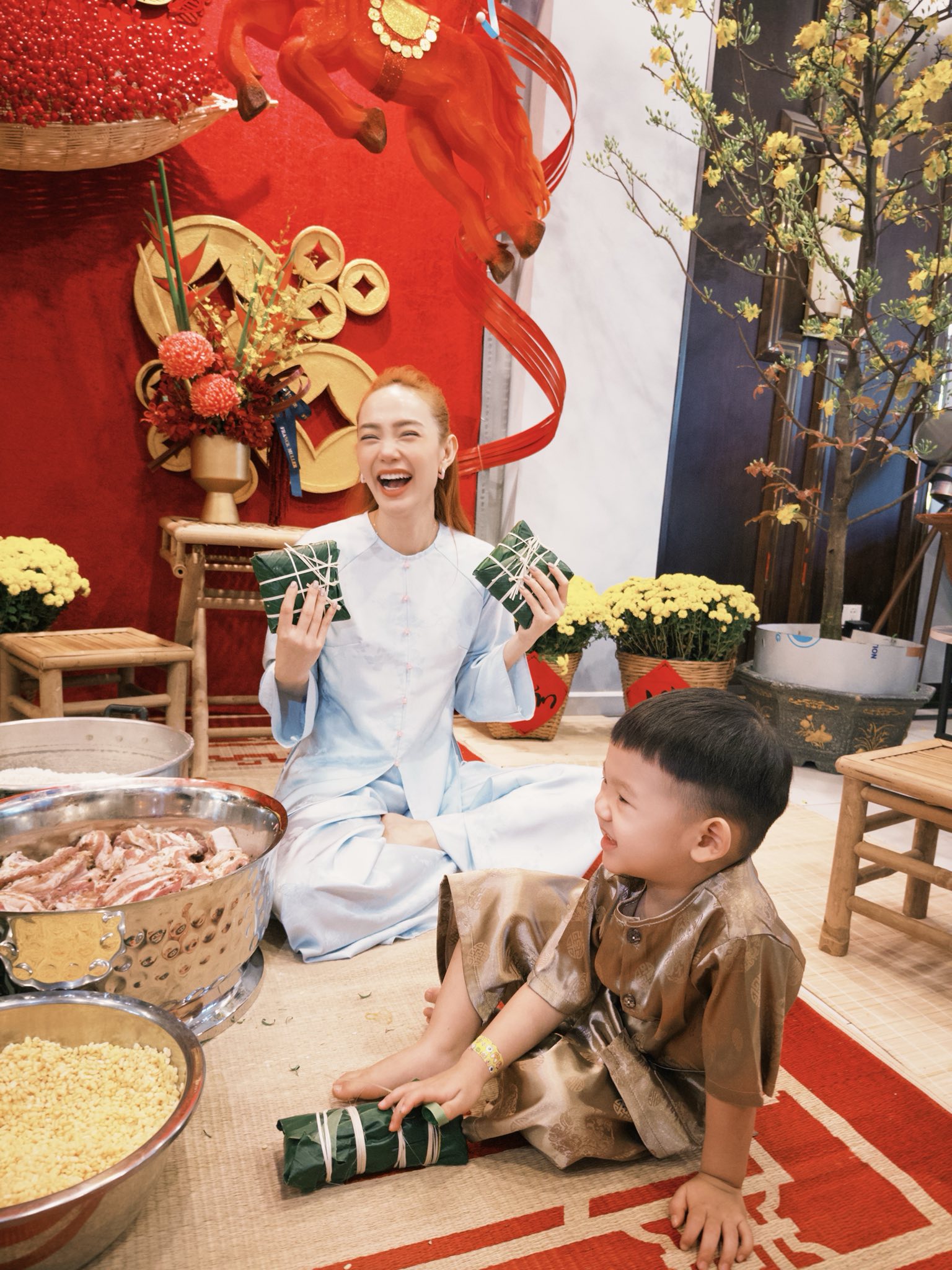 Đường đua d&acirc;u h&agrave;o m&ocirc;n Vbiz ng&agrave;y 29 Tết: Tăng Thanh H&agrave; khoe m&acirc;m c&uacute;ng t&ocirc;m h&ugrave;m, Lan Khu&ecirc; v&agrave; hội mỹ nh&acirc;n thi nhau flex nh&agrave; cửa ngập hoa- Ảnh 5.