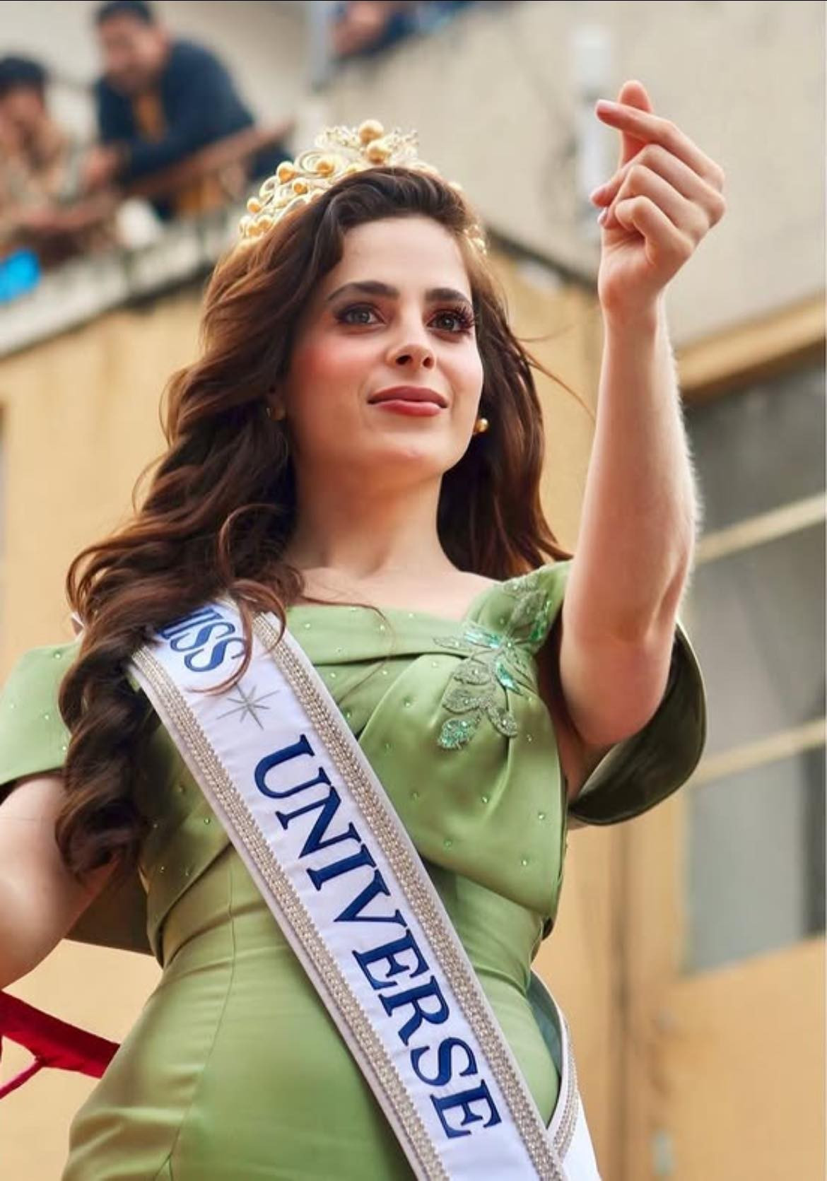 Đương kim Hoa hậu Ho&agrave;n vũ ng&atilde; khuỵu khi đang diễu h&agrave;nh- Ảnh 1.