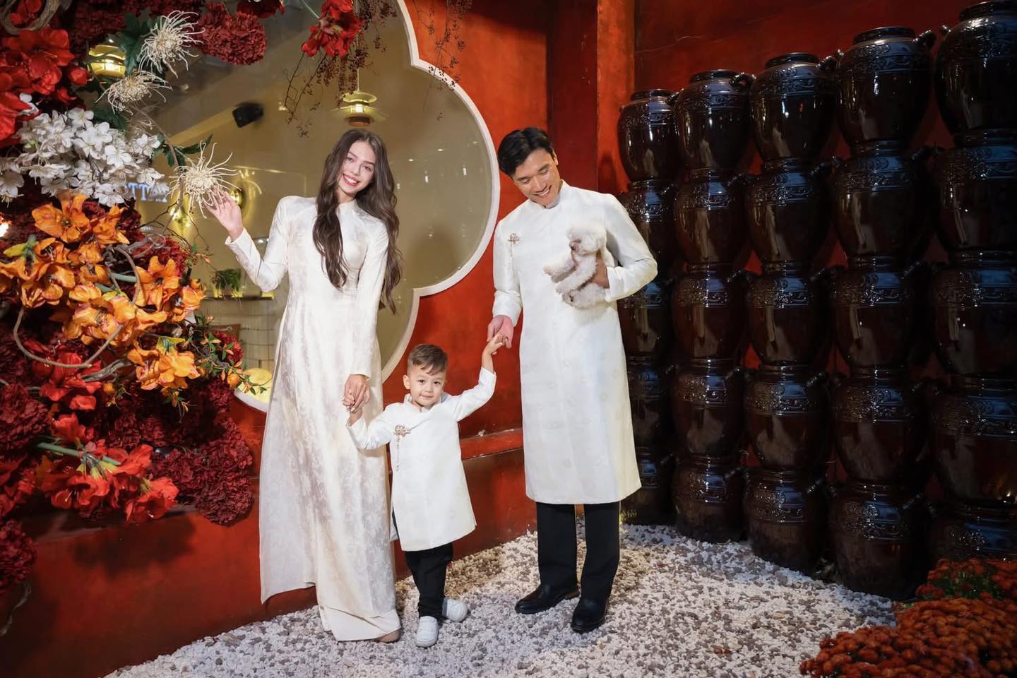 Gia đ&igrave;nh B&ugrave;i Tiến Dũng v&agrave; vợ mẫu t&acirc;y diện &aacute;o d&agrave;i đ&oacute;n Tết: Visual s&aacute;ng bừng, cả nh&agrave; ai cũng cực phẩm- Ảnh 3.