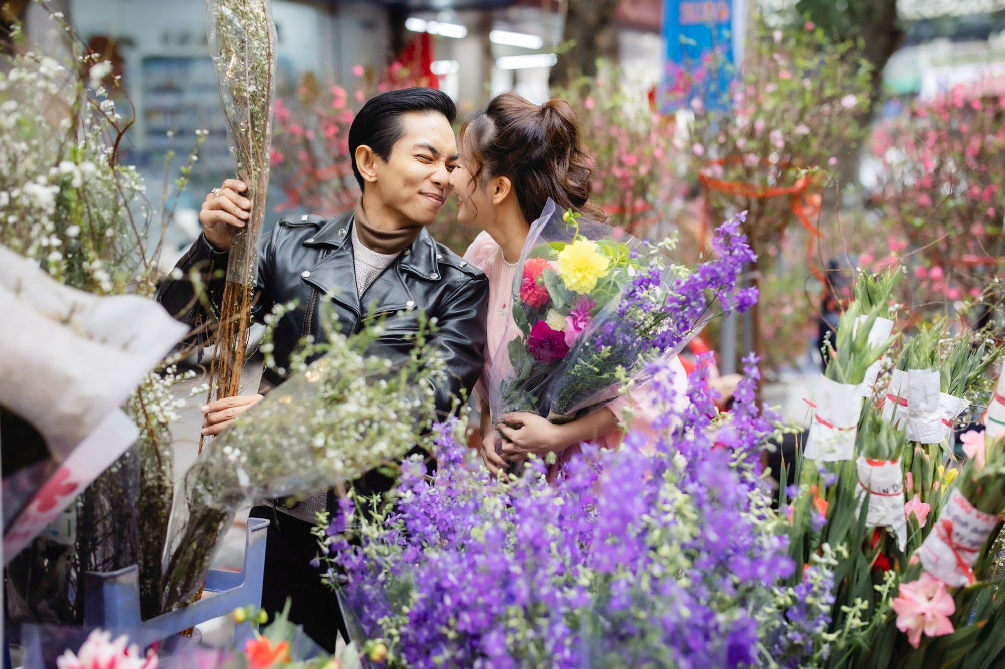 Kh&aacute;nh Thi khoe nhan sắc mẹ 3 con rạng rỡ trong bộ ảnh cực t&igrave;nh b&ecirc;n Phan Hiển đ&oacute;n Tết ở H&agrave; Nội- Ảnh 3.