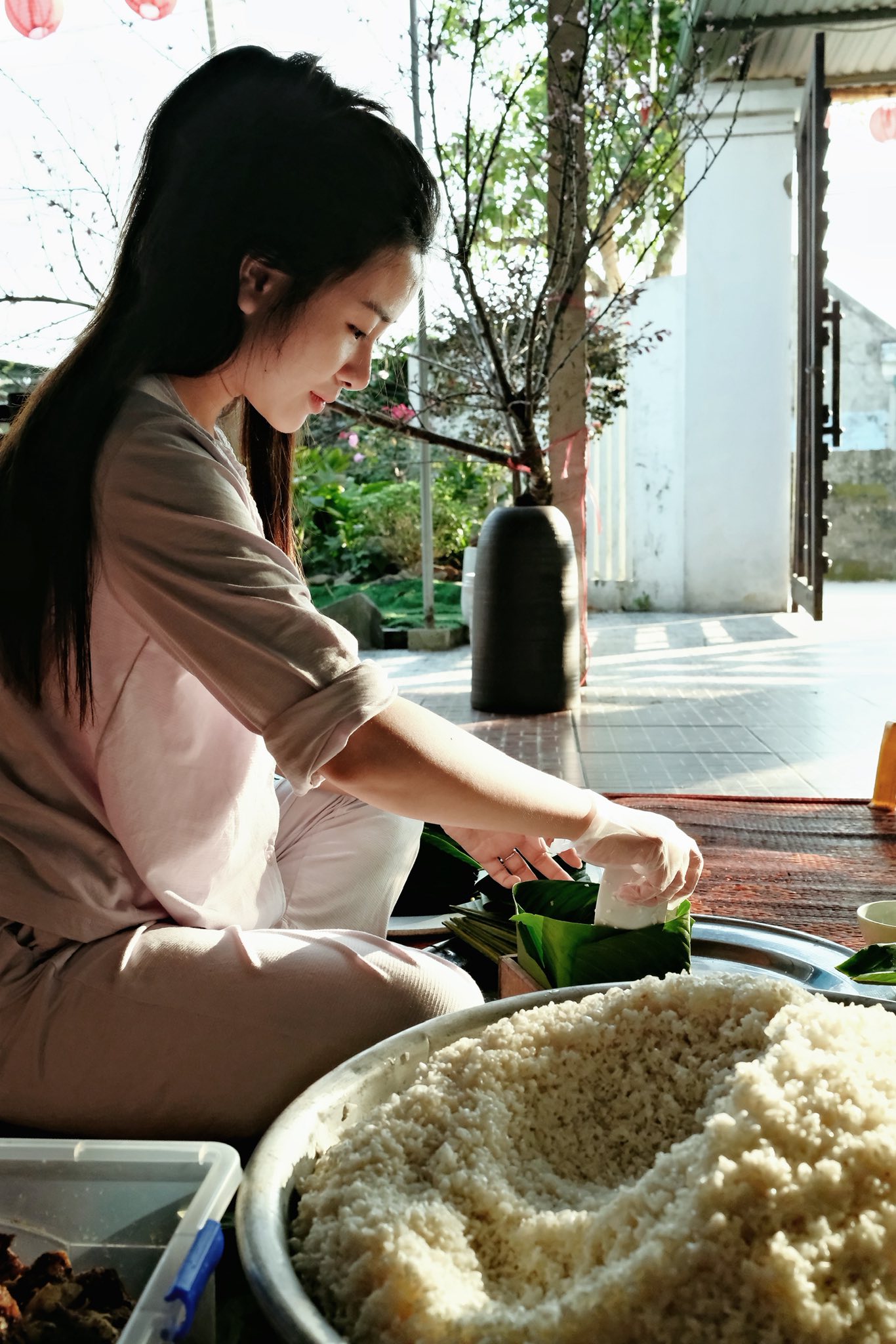 V&otilde; Nhật Linh đảm đang g&oacute;i b&aacute;nh chưng, gửi trọn y&ecirc;u thương cho Phan Văn Đức khi phải thi đấu xa nh&agrave; ng&agrave;y Tết- Ảnh 2.