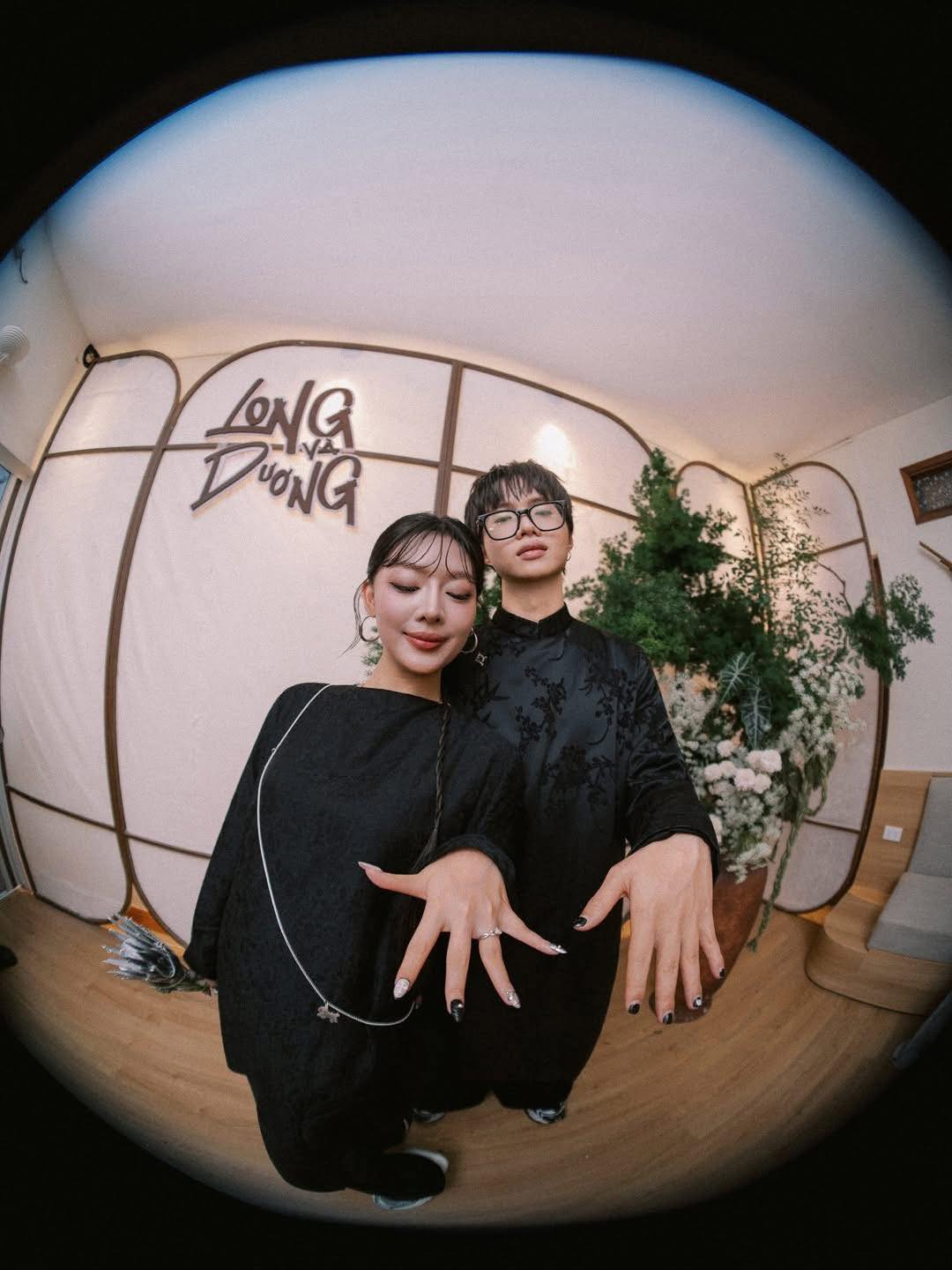 Rapper Vbiz tung trọn bộ ảnh đ&aacute;m hỏi độc lạ b&ecirc;n bạn g&aacute;i quản l&yacute;- Ảnh 4.