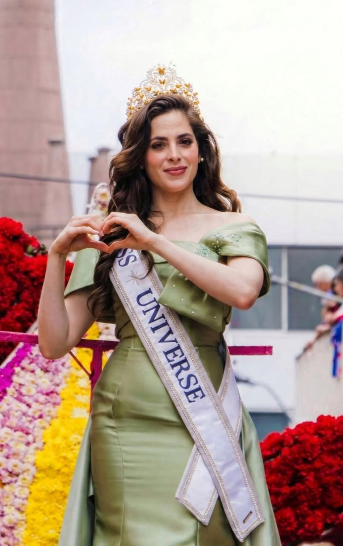 Đương kim Hoa hậu Ho&agrave;n vũ ng&atilde; khuỵu khi đang diễu h&agrave;nh- Ảnh 2.