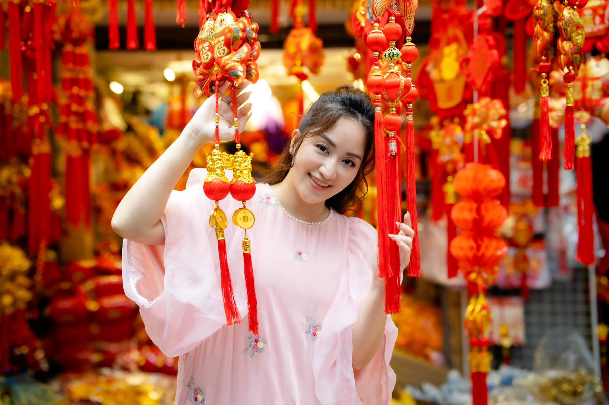 Kh&aacute;nh Thi khoe nhan sắc mẹ 3 con rạng rỡ trong bộ ảnh cực t&igrave;nh b&ecirc;n Phan Hiển đ&oacute;n Tết ở H&agrave; Nội- Ảnh 11.