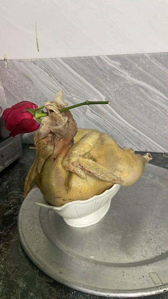 &ldquo;Kiếp nạn&rdquo; luộc g&agrave; c&uacute;ng Giao thừa: Đầu c&aacute;nh đảo lộn, da th&igrave; to&aacute;c, c&ograve;n cứu nổi kh&ocirc;ng?- Ảnh 9.