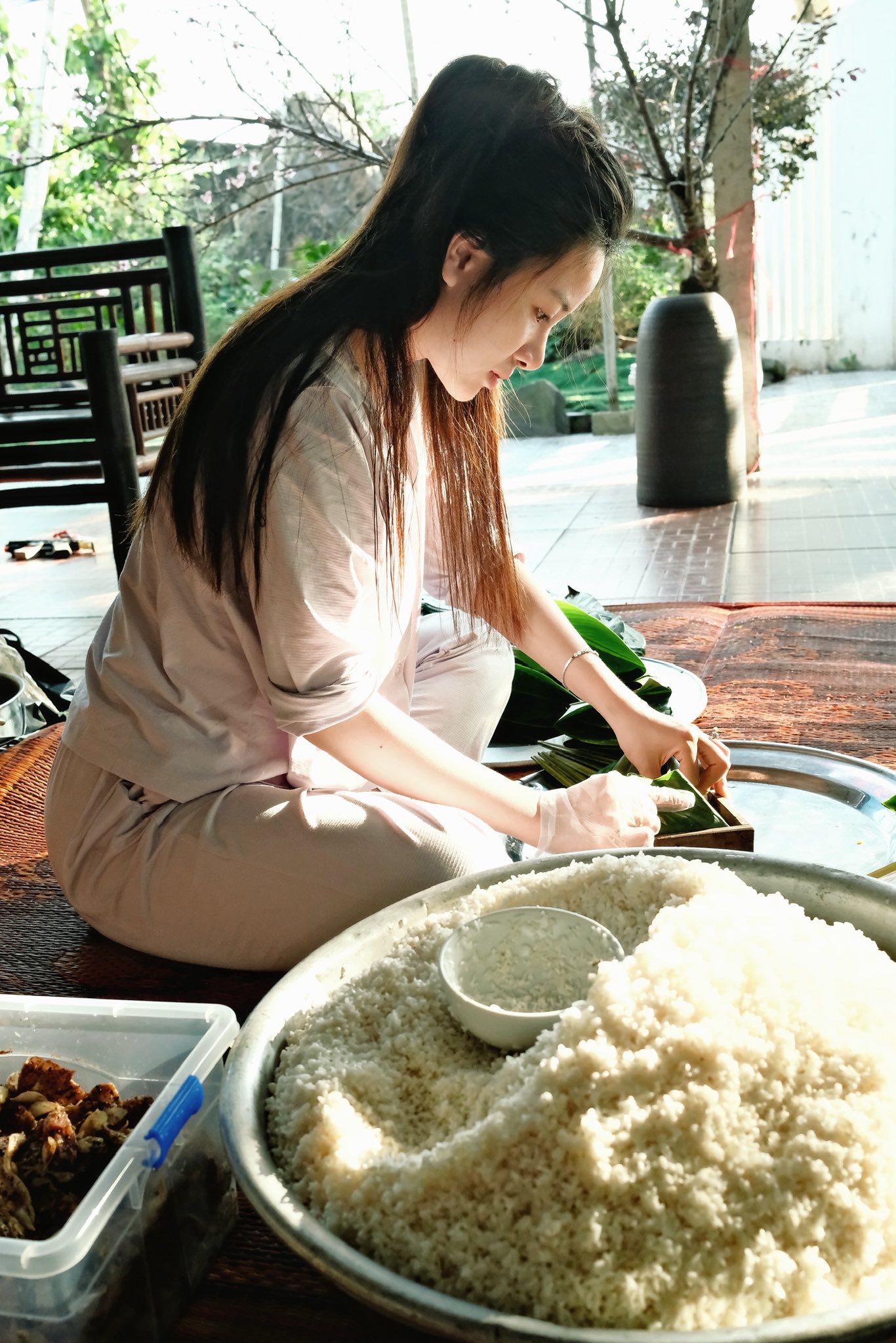 V&otilde; Nhật Linh đảm đang g&oacute;i b&aacute;nh chưng, gửi trọn y&ecirc;u thương cho Phan Văn Đức khi phải thi đấu xa nh&agrave; ng&agrave;y Tết- Ảnh 1.