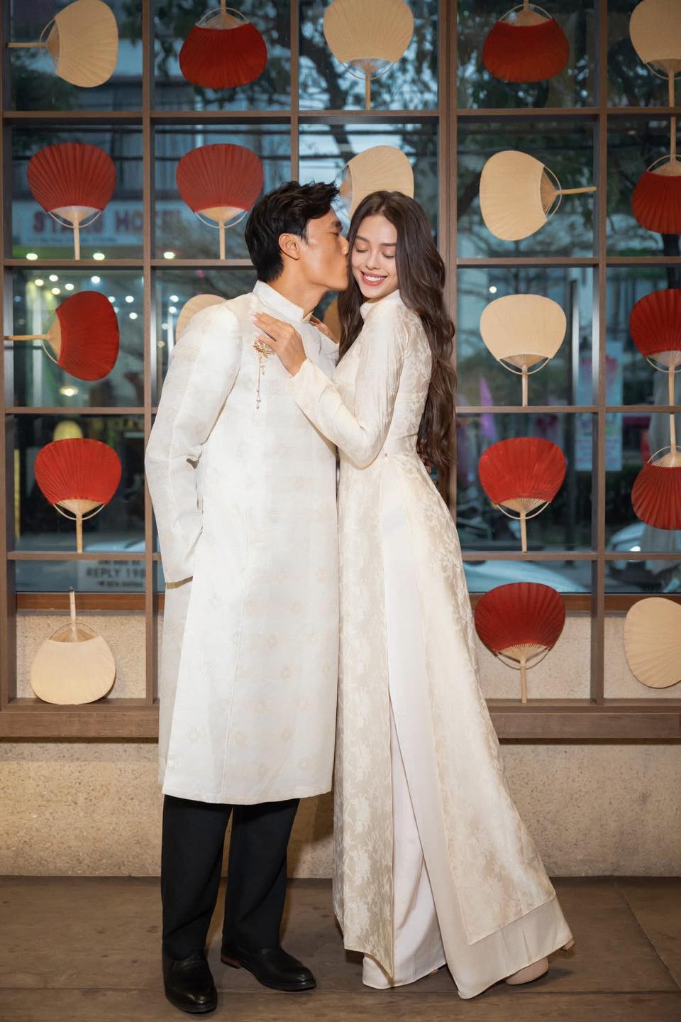 Gia đ&igrave;nh B&ugrave;i Tiến Dũng v&agrave; vợ mẫu t&acirc;y diện &aacute;o d&agrave;i đ&oacute;n Tết: Visual s&aacute;ng bừng, cả nh&agrave; ai cũng cực phẩm- Ảnh 7.