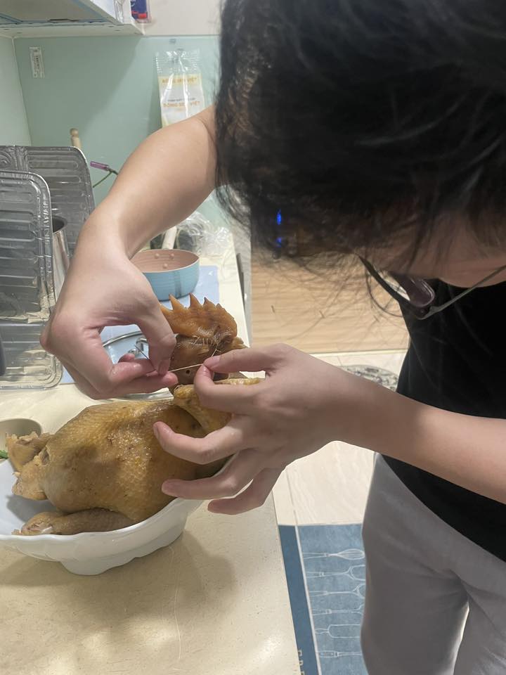 &ldquo;Kiếp nạn&rdquo; luộc g&agrave; c&uacute;ng Giao thừa: Đầu c&aacute;nh đảo lộn, da th&igrave; to&aacute;c, c&ograve;n cứu nổi kh&ocirc;ng?- Ảnh 5.