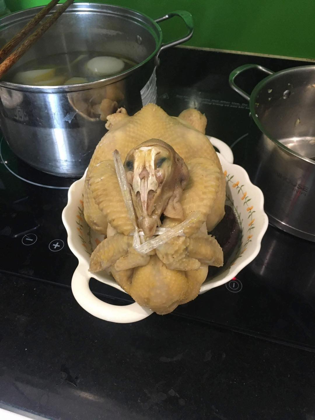 &ldquo;Kiếp nạn&rdquo; luộc g&agrave; c&uacute;ng Giao thừa: Đầu c&aacute;nh đảo lộn, da th&igrave; to&aacute;c, c&ograve;n cứu nổi kh&ocirc;ng?- Ảnh 1.