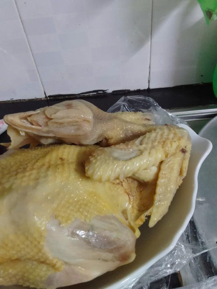 &ldquo;Kiếp nạn&rdquo; luộc g&agrave; c&uacute;ng Giao thừa: Đầu c&aacute;nh đảo lộn, da th&igrave; to&aacute;c, c&ograve;n cứu nổi kh&ocirc;ng?- Ảnh 7.