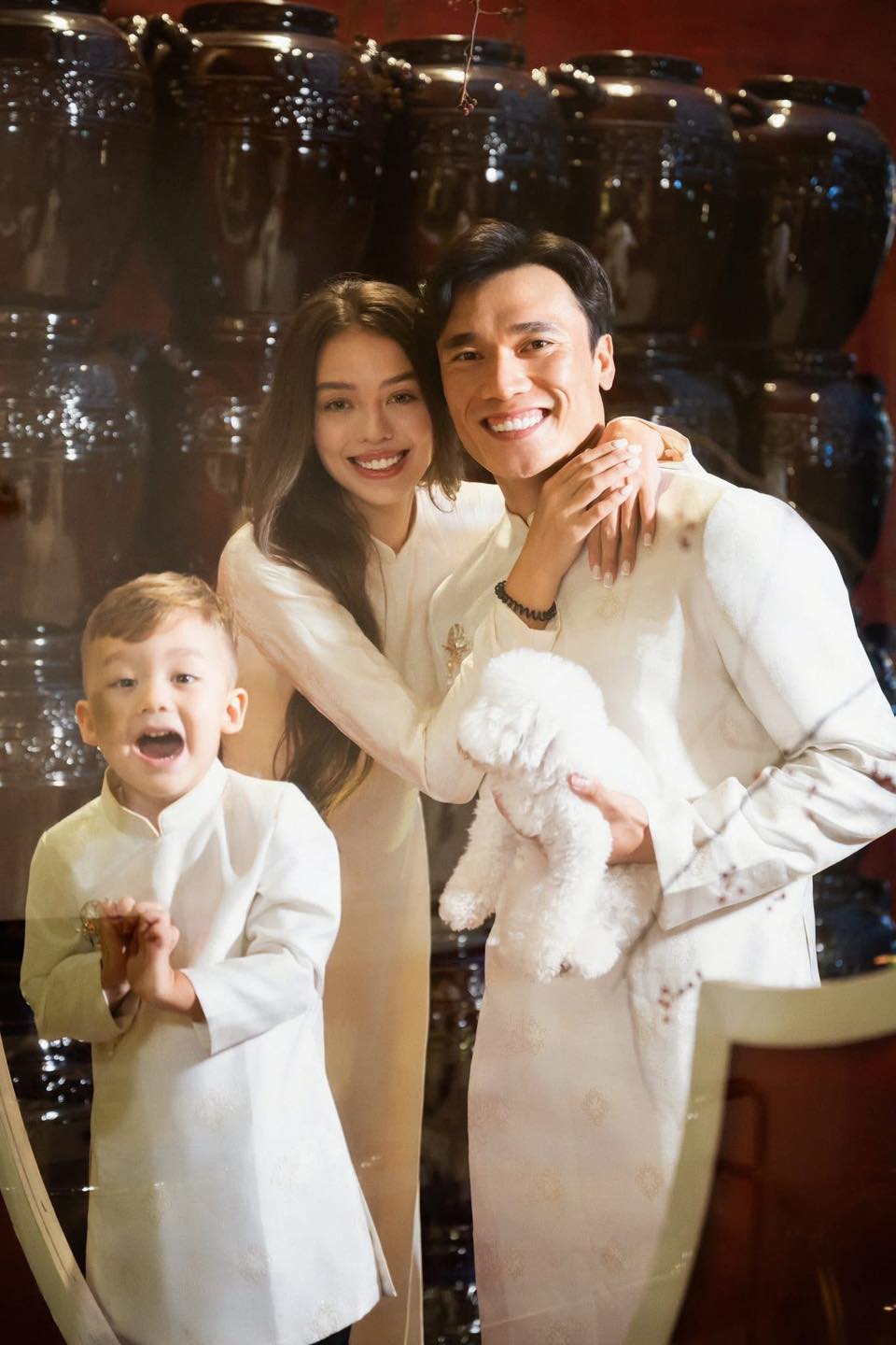 Gia đ&igrave;nh B&ugrave;i Tiến Dũng v&agrave; vợ mẫu t&acirc;y diện &aacute;o d&agrave;i đ&oacute;n Tết: Visual s&aacute;ng bừng, cả nh&agrave; ai cũng cực phẩm- Ảnh 6.