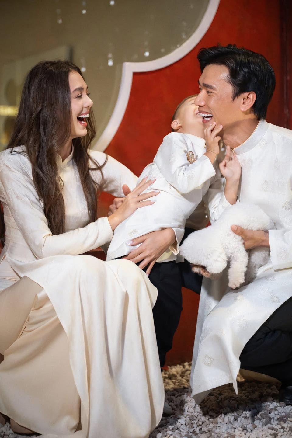 Gia đ&igrave;nh B&ugrave;i Tiến Dũng v&agrave; vợ mẫu t&acirc;y diện &aacute;o d&agrave;i đ&oacute;n Tết: Visual s&aacute;ng bừng, cả nh&agrave; ai cũng cực phẩm- Ảnh 5.