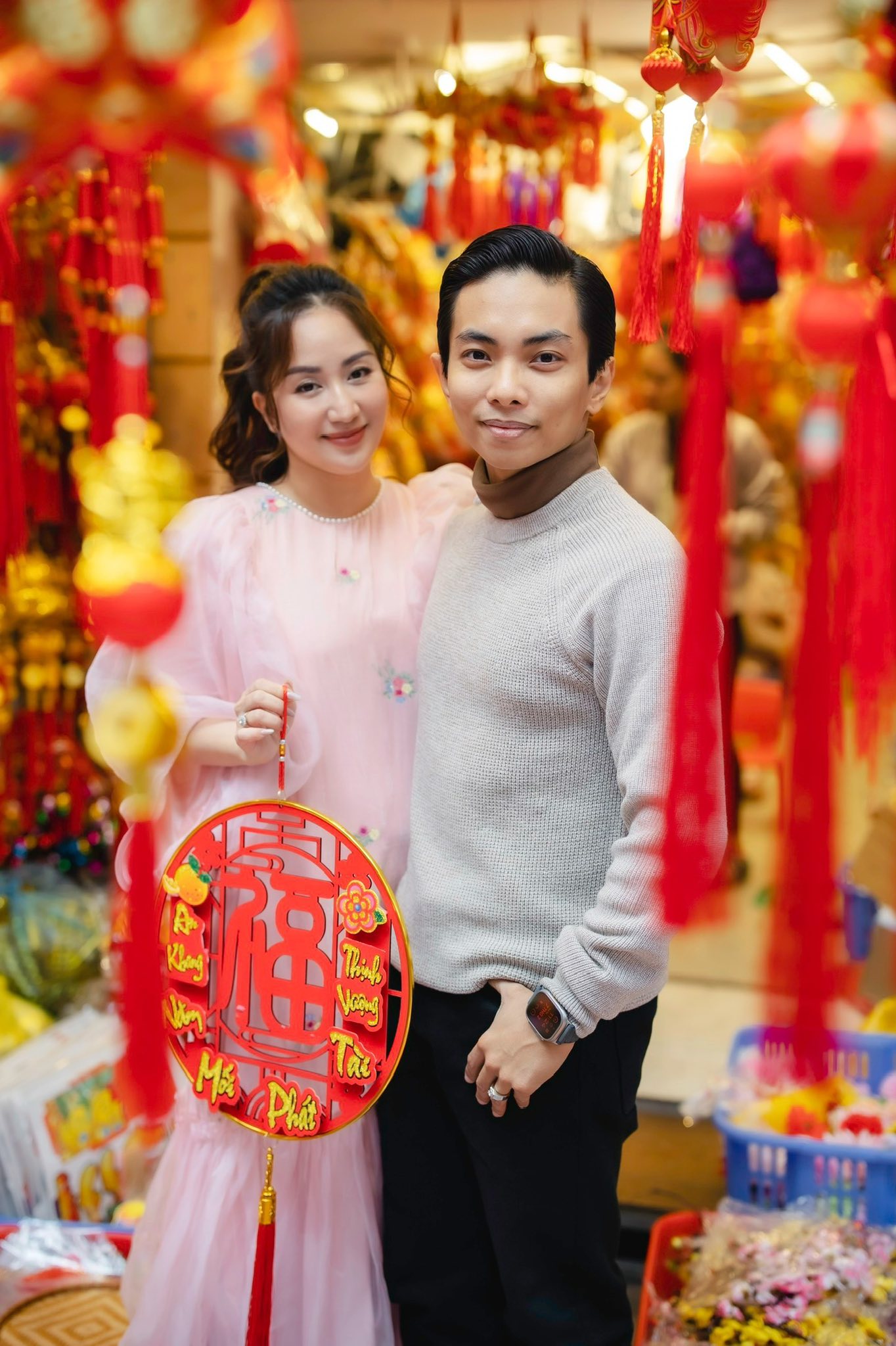 Kh&aacute;nh Thi khoe nhan sắc mẹ 3 con rạng rỡ trong bộ ảnh cực t&igrave;nh b&ecirc;n Phan Hiển đ&oacute;n Tết ở H&agrave; Nội- Ảnh 6.