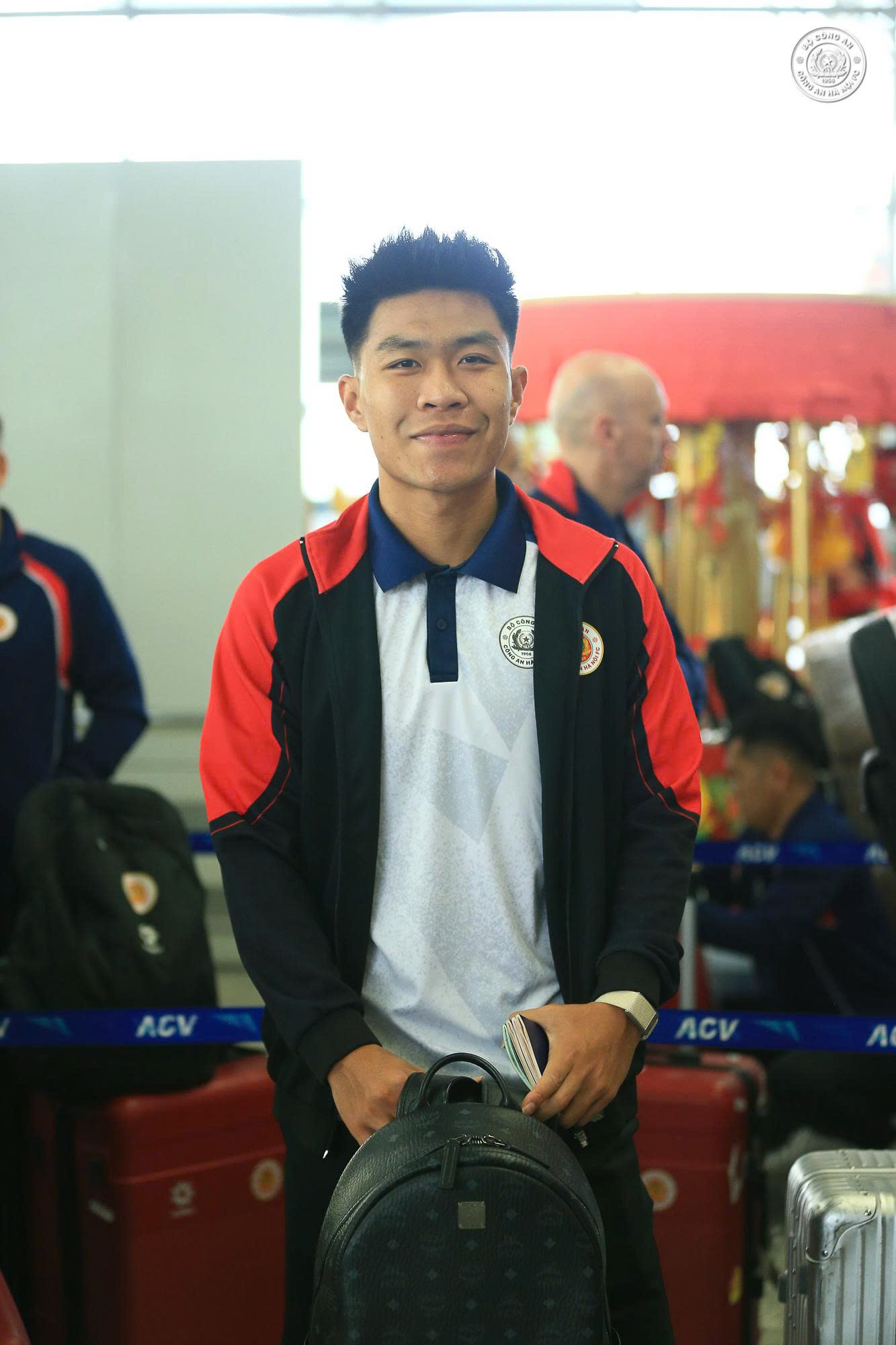 Đ&igrave;nh Bắc, Quang Hải bảnh bao l&ecirc;n đường đi thi đấu, năm nay đ&oacute;n Tết ở nước ngo&agrave;i- Ảnh 4.