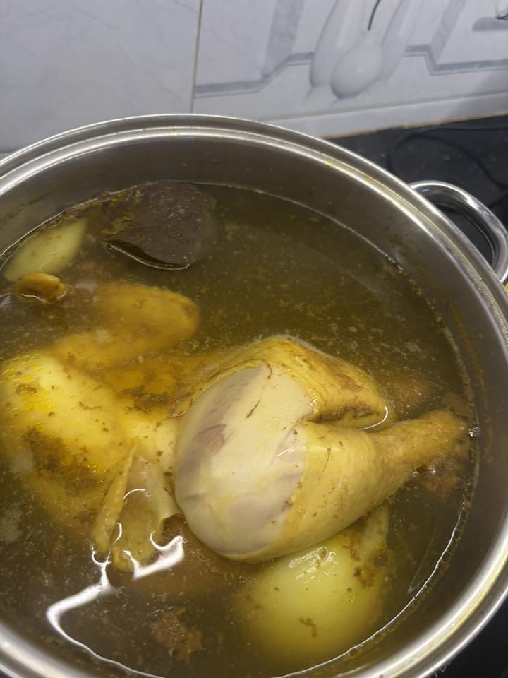 &ldquo;Kiếp nạn&rdquo; luộc g&agrave; c&uacute;ng Giao thừa: Đầu c&aacute;nh đảo lộn, da th&igrave; to&aacute;c, c&ograve;n cứu nổi kh&ocirc;ng?- Ảnh 4.