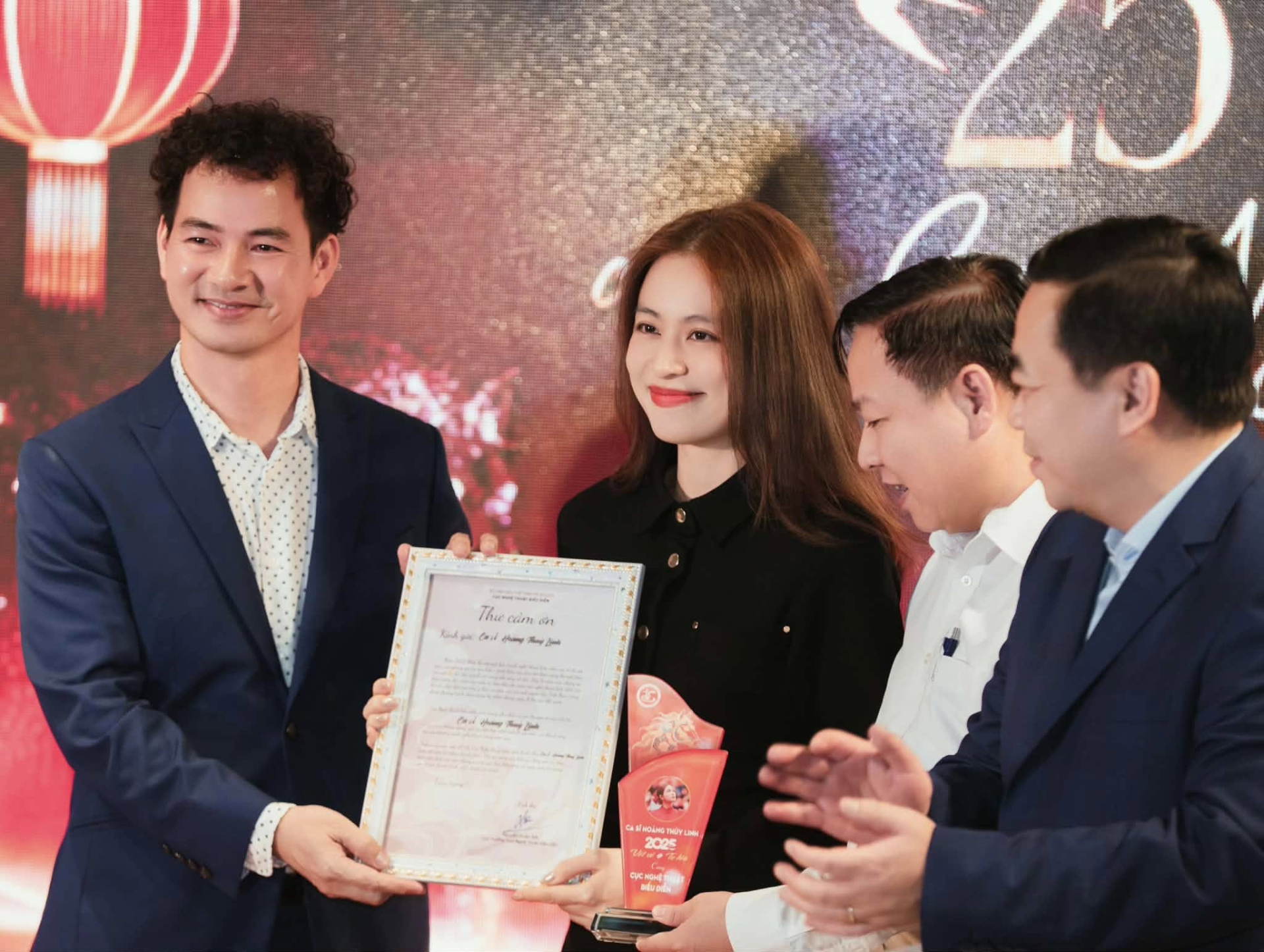 Nữ ca sĩ được Cục Nghệ thuật Biểu diễn cảm ơn: Ra 2 album định h&igrave;nh nhạc Việt, tham gia loạt sự kiện cấp quốc gia- Ảnh 2.