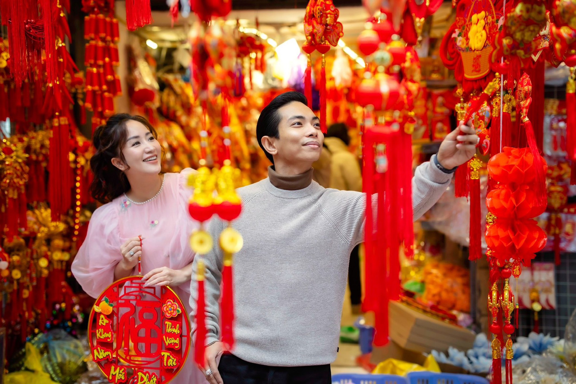 Kh&aacute;nh Thi khoe nhan sắc mẹ 3 con rạng rỡ trong bộ ảnh cực t&igrave;nh b&ecirc;n Phan Hiển đ&oacute;n Tết ở H&agrave; Nội- Ảnh 8.