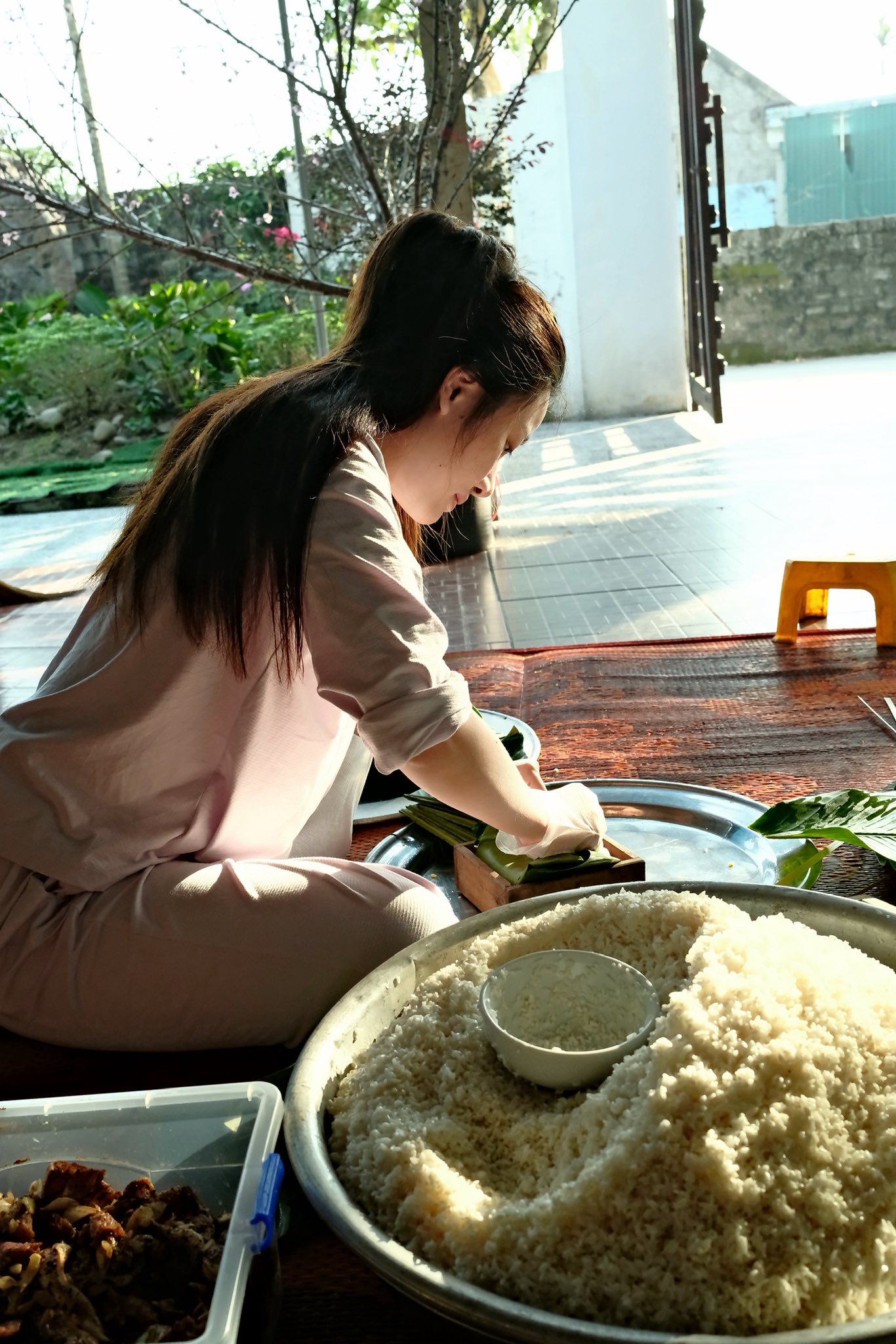 V&otilde; Nhật Linh đảm đang g&oacute;i b&aacute;nh chưng, gửi trọn y&ecirc;u thương cho Phan Văn Đức khi phải thi đấu xa nh&agrave; ng&agrave;y Tết- Ảnh 3.