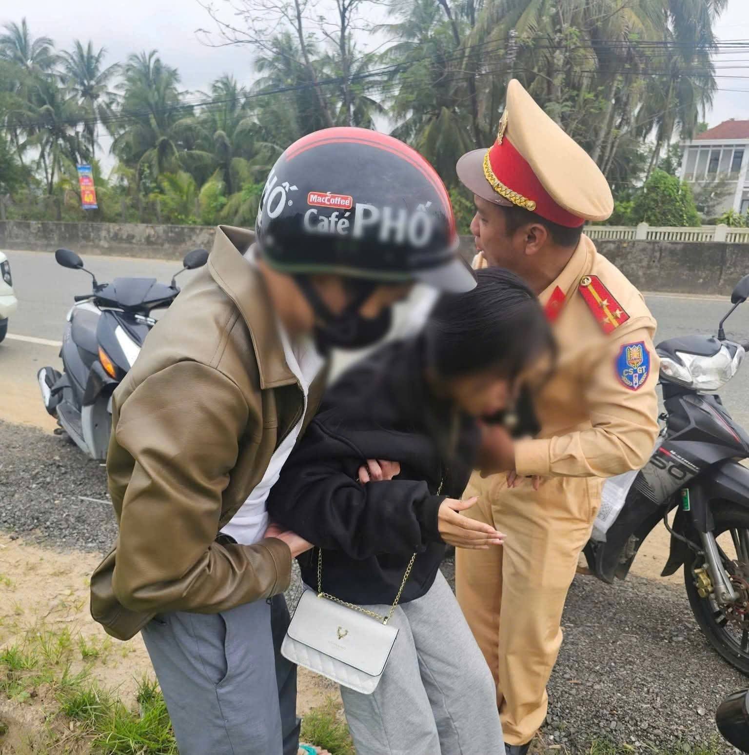 Trưa 29 Tết: Nữ sinh 2008 l&ecirc;n cơn co giật khi đang chạy xe, CSGT kịp thời hỗ trợ- Ảnh 1.