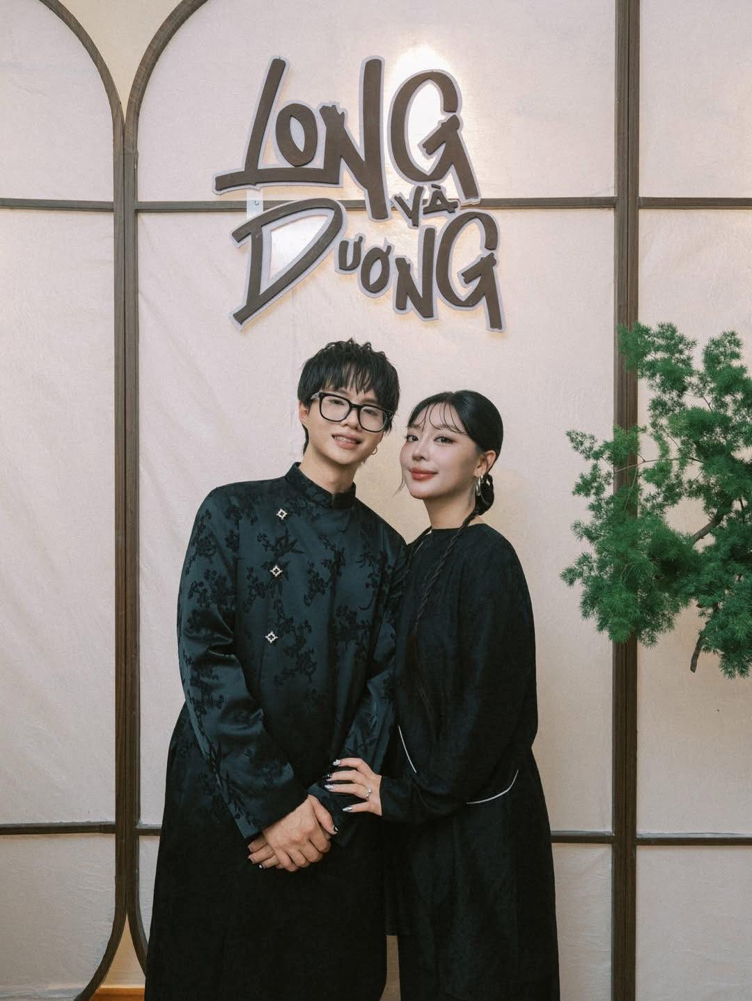 Rapper Vbiz tung trọn bộ ảnh đ&aacute;m hỏi độc lạ b&ecirc;n bạn g&aacute;i quản l&yacute;- Ảnh 2.