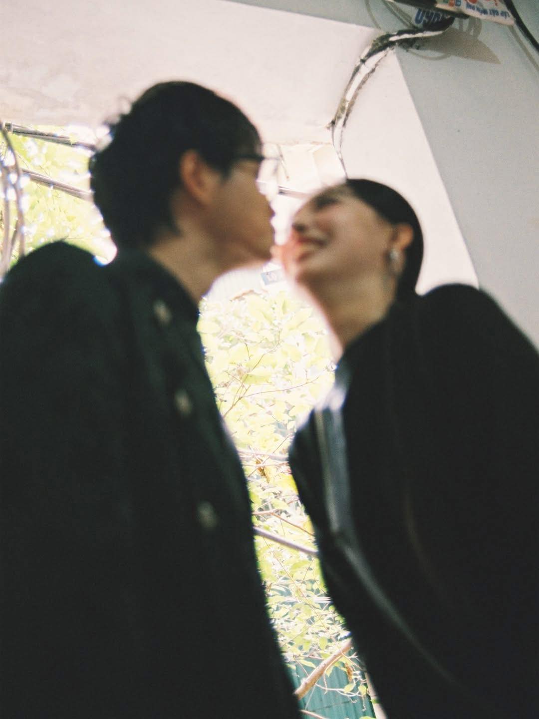 Rapper Vbiz tung trọn bộ ảnh đ&aacute;m hỏi độc lạ b&ecirc;n bạn g&aacute;i quản l&yacute;- Ảnh 1.