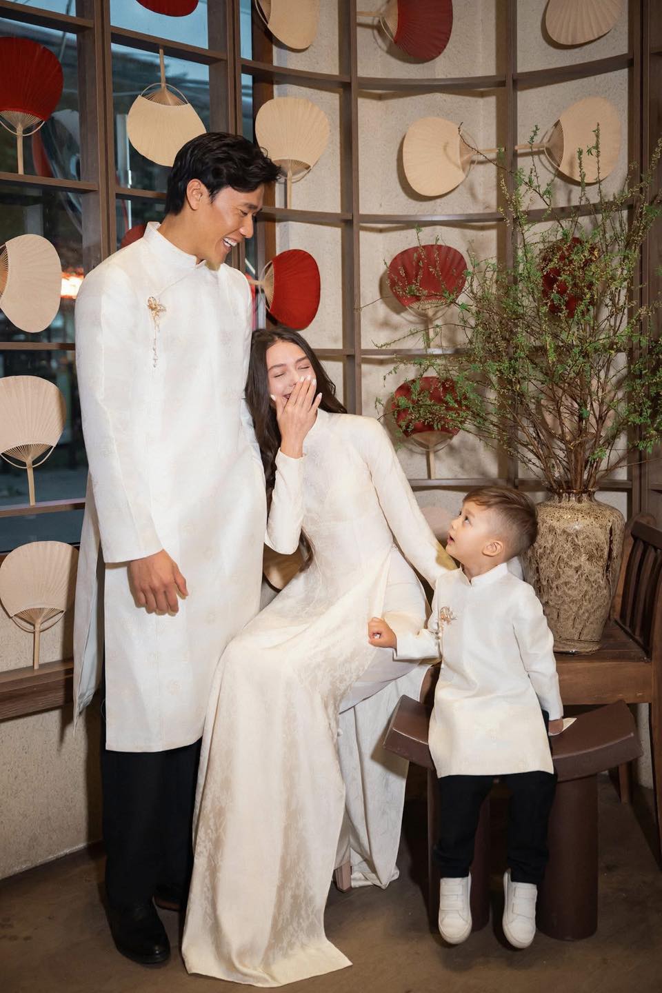 Gia đ&igrave;nh B&ugrave;i Tiến Dũng v&agrave; vợ mẫu t&acirc;y diện &aacute;o d&agrave;i đ&oacute;n Tết: Visual s&aacute;ng bừng, cả nh&agrave; ai cũng cực phẩm- Ảnh 4.