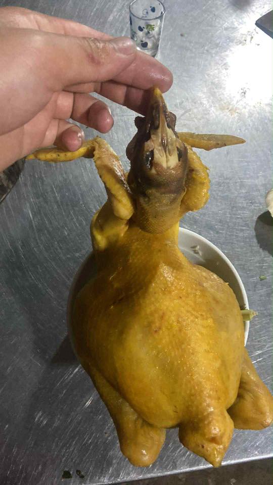 &ldquo;Kiếp nạn&rdquo; luộc g&agrave; c&uacute;ng Giao thừa: Đầu c&aacute;nh đảo lộn, da th&igrave; to&aacute;c, c&ograve;n cứu nổi kh&ocirc;ng?- Ảnh 6.