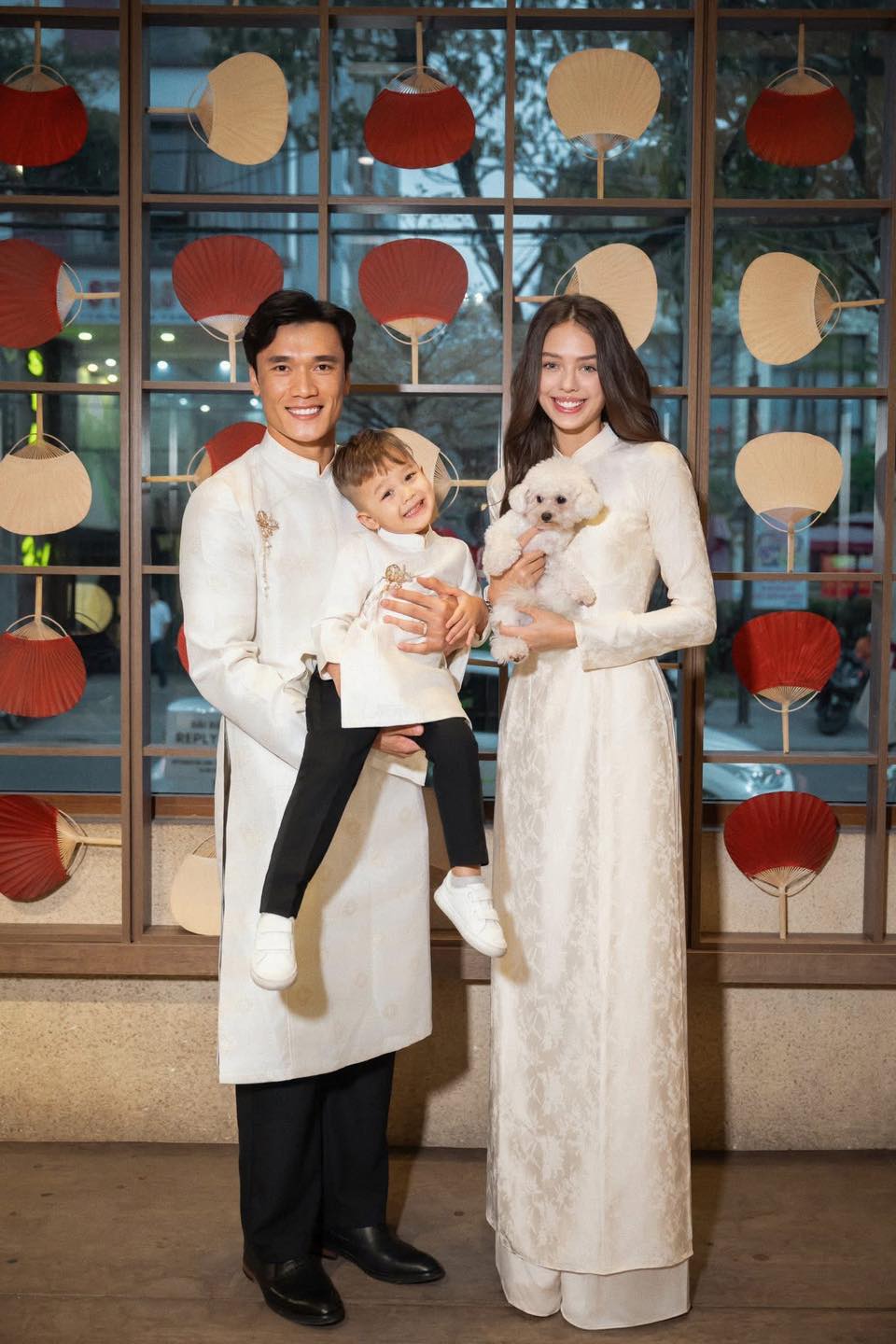 Gia đ&igrave;nh B&ugrave;i Tiến Dũng v&agrave; vợ mẫu t&acirc;y diện &aacute;o d&agrave;i đ&oacute;n Tết: Visual s&aacute;ng bừng, cả nh&agrave; ai cũng cực phẩm- Ảnh 1.