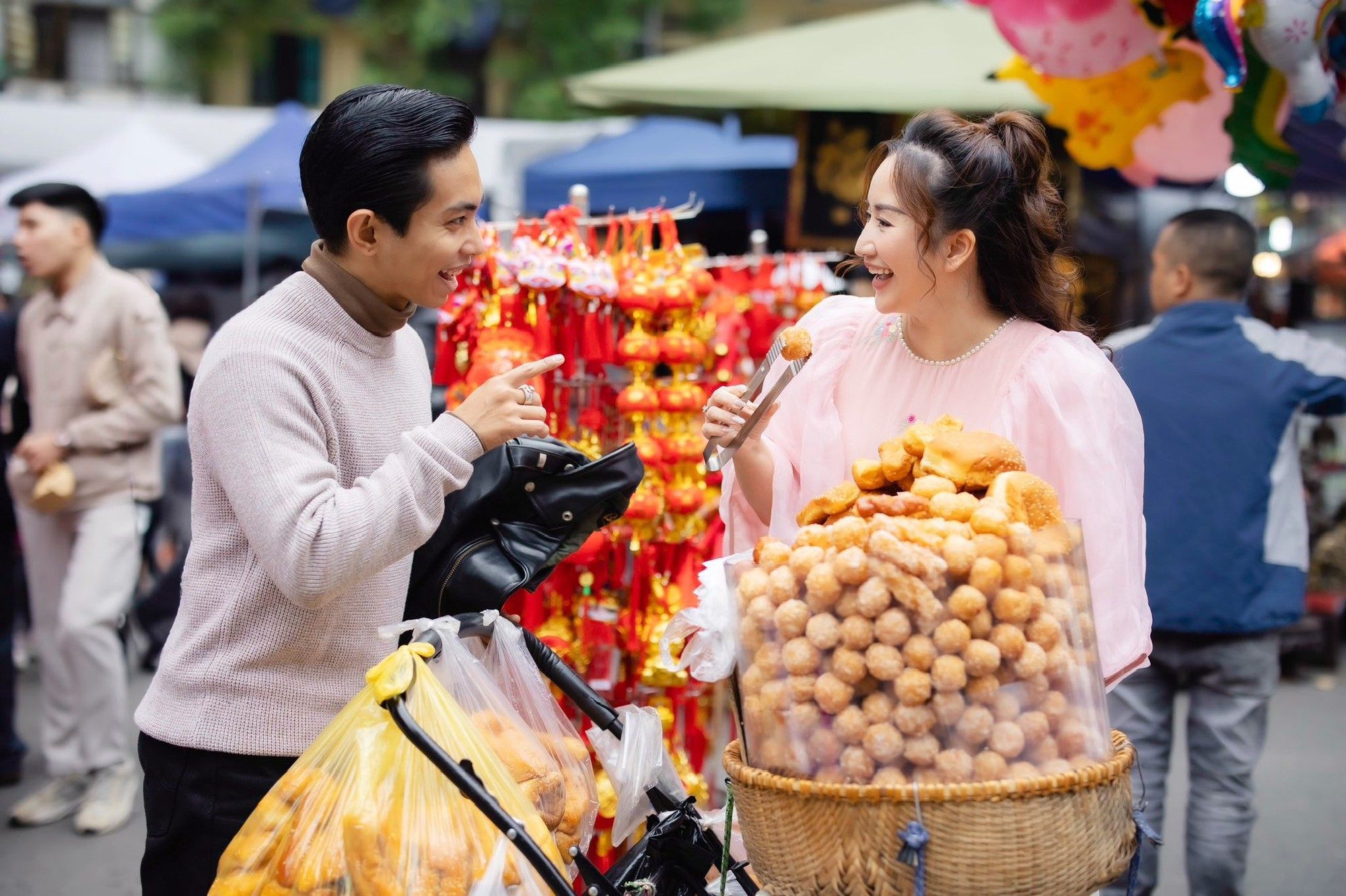 Kh&aacute;nh Thi khoe nhan sắc mẹ 3 con rạng rỡ trong bộ ảnh cực t&igrave;nh b&ecirc;n Phan Hiển đ&oacute;n Tết ở H&agrave; Nội- Ảnh 10.