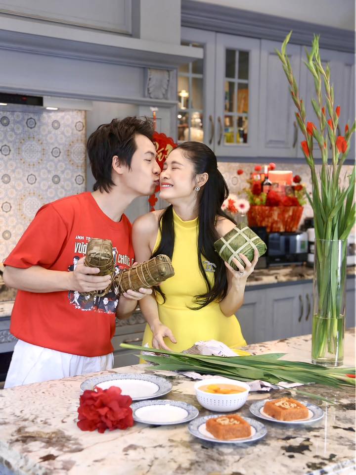 Đường đua d&acirc;u h&agrave;o m&ocirc;n Vbiz ng&agrave;y 29 Tết: Tăng Thanh H&agrave; khoe m&acirc;m c&uacute;ng t&ocirc;m h&ugrave;m, Lan Khu&ecirc; v&agrave; hội mỹ nh&acirc;n thi nhau flex nh&agrave; cửa ngập hoa- Ảnh 4.