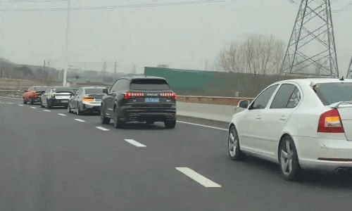 Hộ tống xe hoa c&ocirc; đơn tr&ecirc;n cao tốc, chủ xe Maybach bỗng th&agrave;nh &ldquo;con nợ&rdquo;- Ảnh 2.