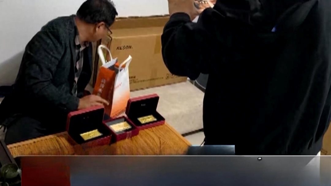 Ph&aacute;t hiện kh&aacute;ch mua 300g v&agrave;ng trị gi&aacute; 1,1 tỷ đồng lại đựng trong t&uacute;i tr&agrave; sữa, cửa h&agrave;ng lập tức b&aacute;o c&ocirc;ng an v&agrave;o cuộc điều tra- Ảnh 2.